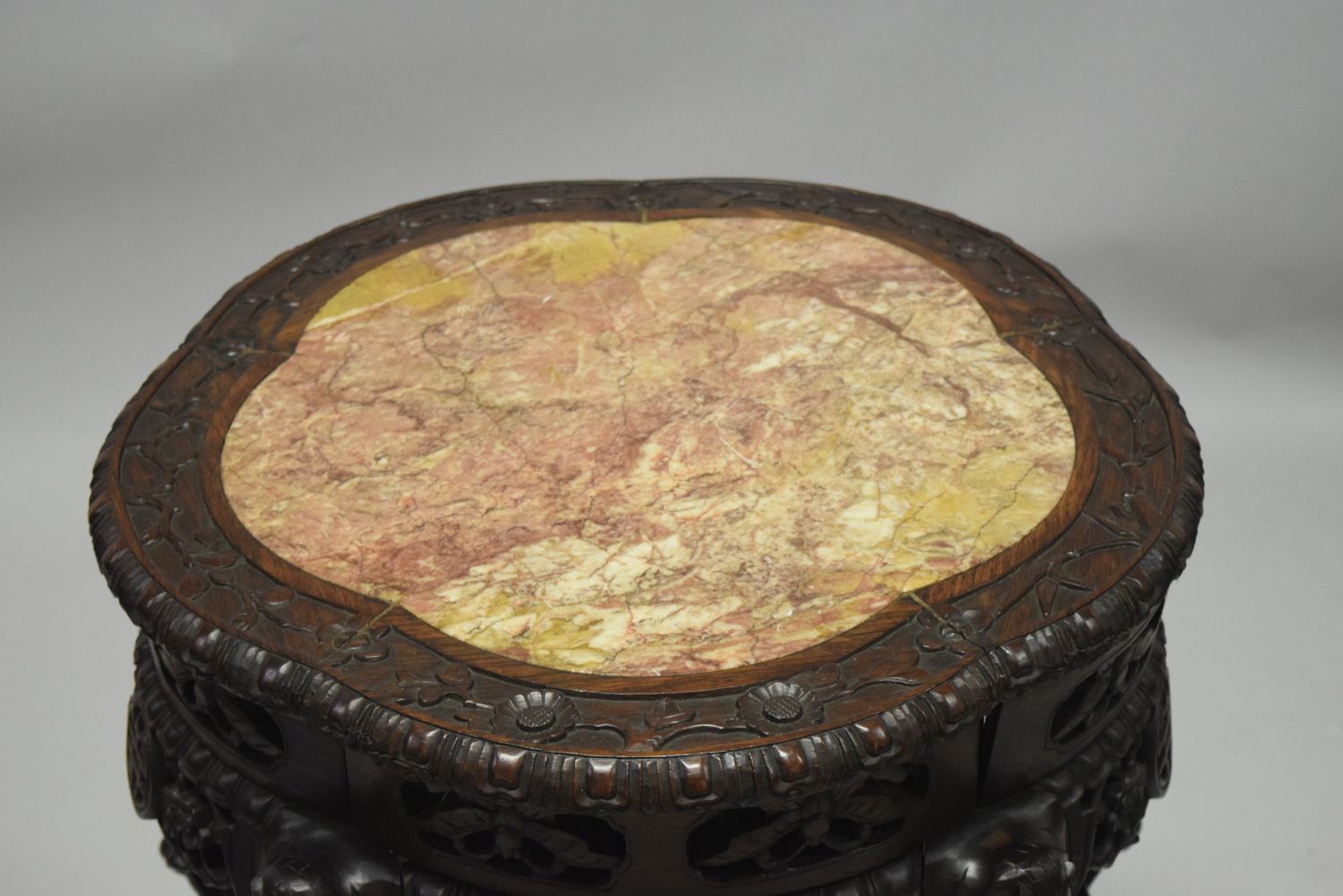 A LARGE AND IMPRESSIVE CHINESE HARDWOOD MARBLE TOP URN STAND, the frieze carved and pierced with - Image 3 of 5