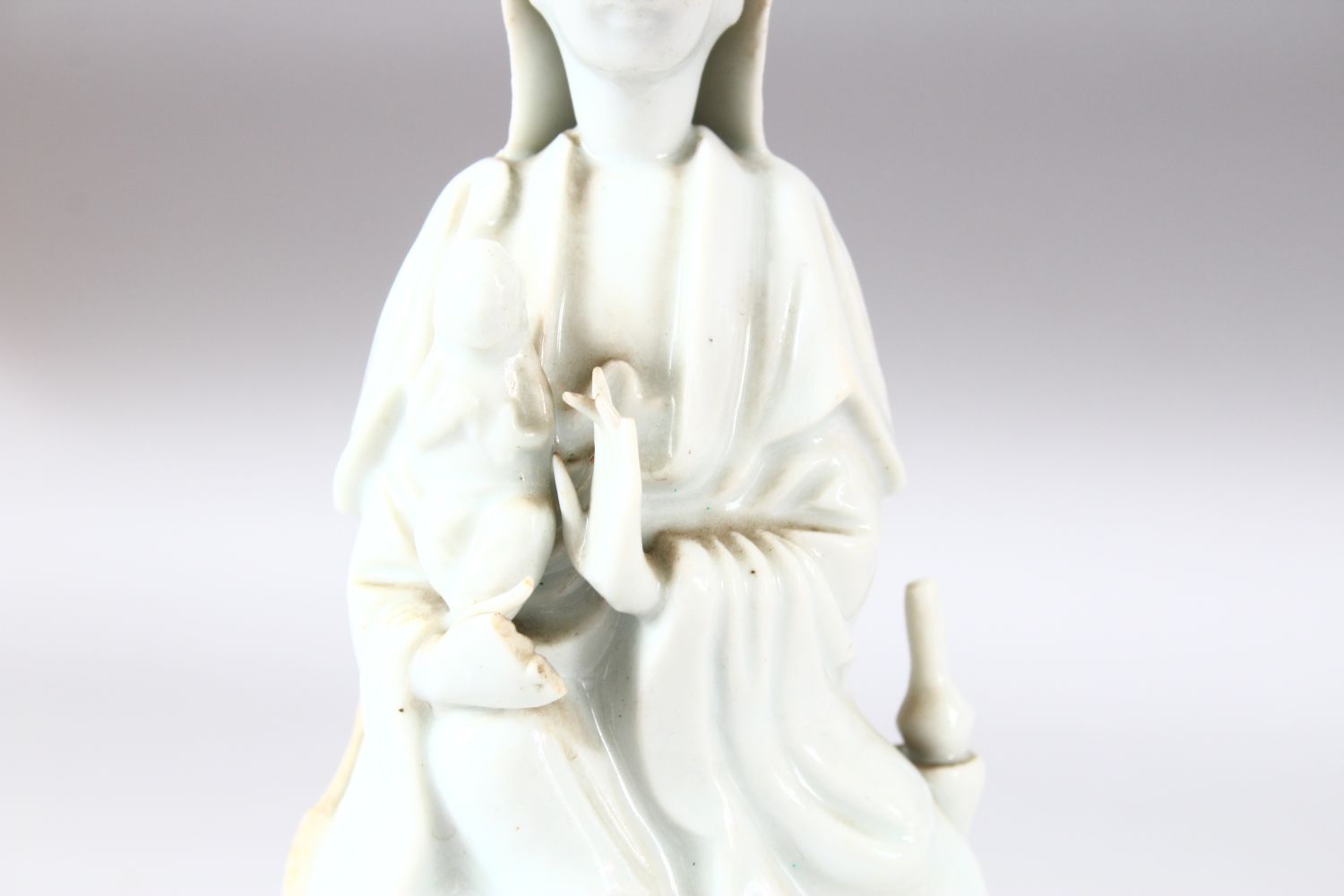 A CHINESE BLANC DE CHINE PORCELAIN FIGURE of guanyin upon lotus and lily pads, 22cm high. - Image 6 of 8