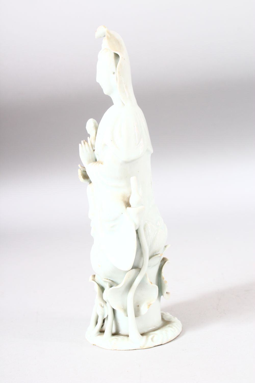 A CHINESE BLANC DE CHINE PORCELAIN FIGURE of guanyin upon lotus and lily pads, 22cm high. - Image 2 of 8