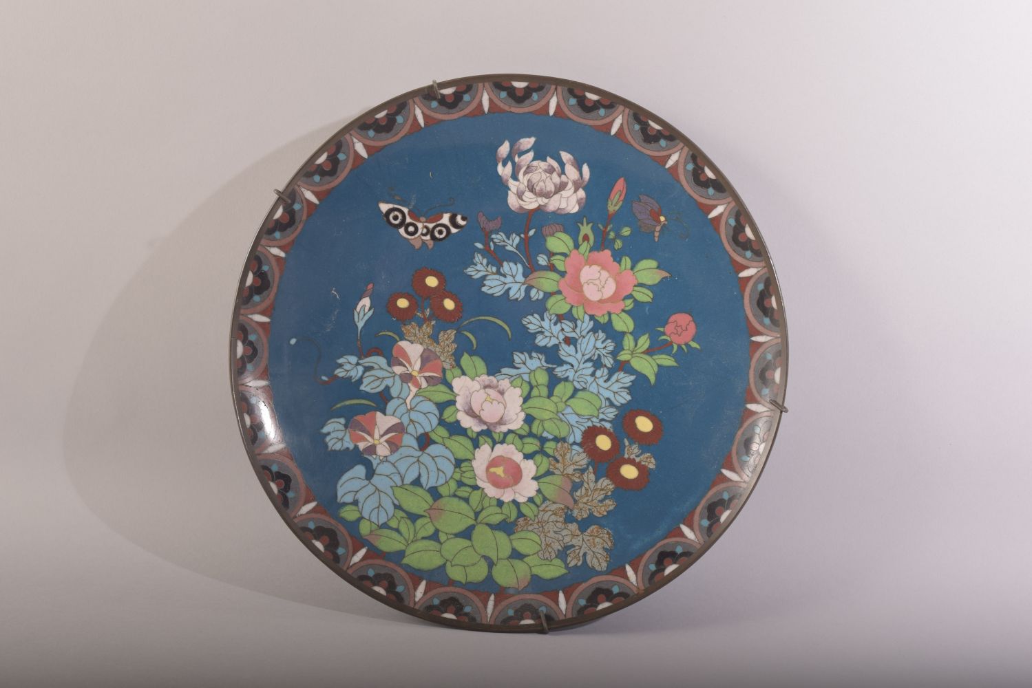 THREE JAPANESE CLOISONNE ITEMS, comprising a vase, a dish and a smaller dish, various sizes (3). - Image 8 of 9