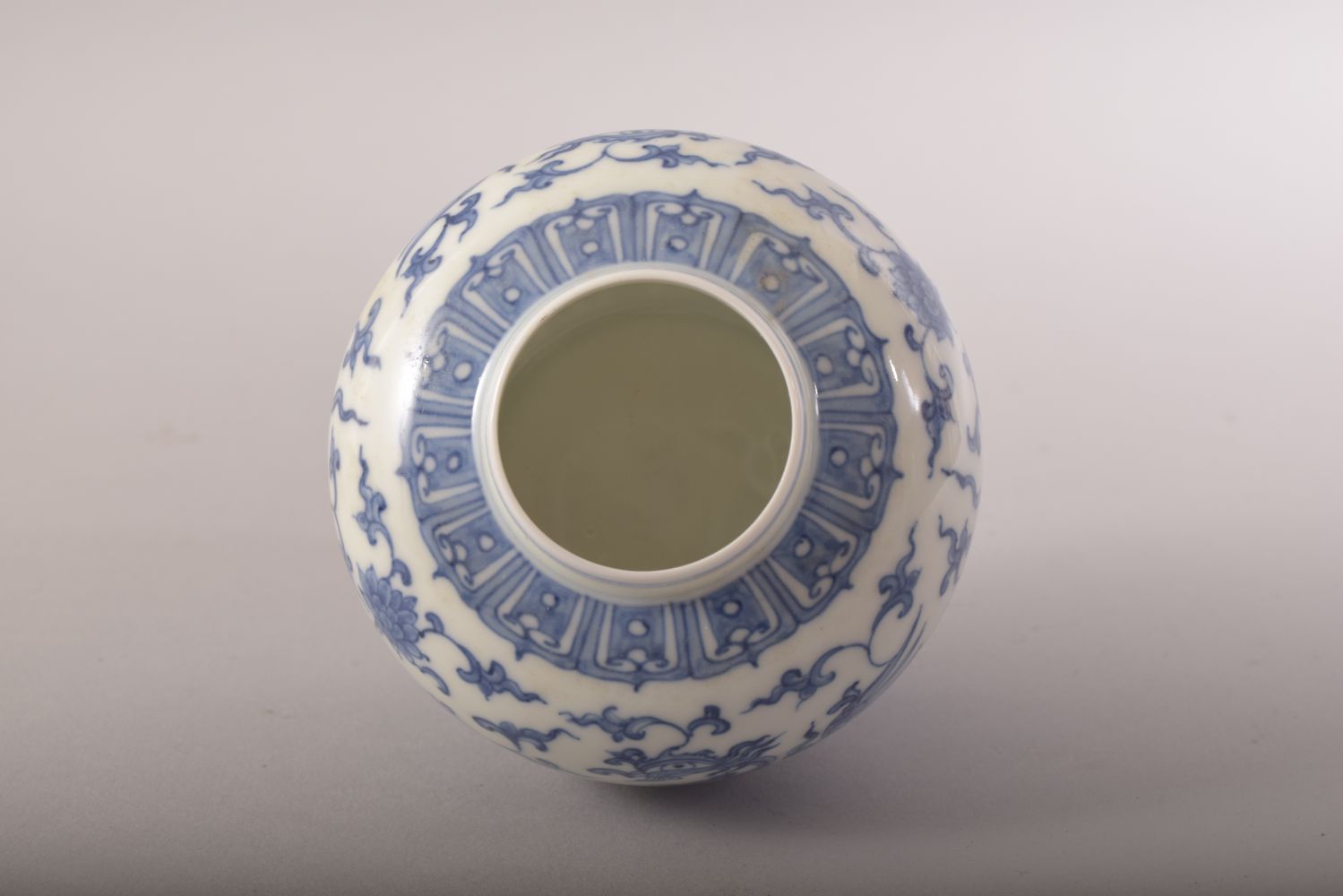 A GOOD CHINESE BLUE AND WHITE PORCELAIN JAR AND COVER, painted with phoenix, lotus and scrolling - Image 6 of 7