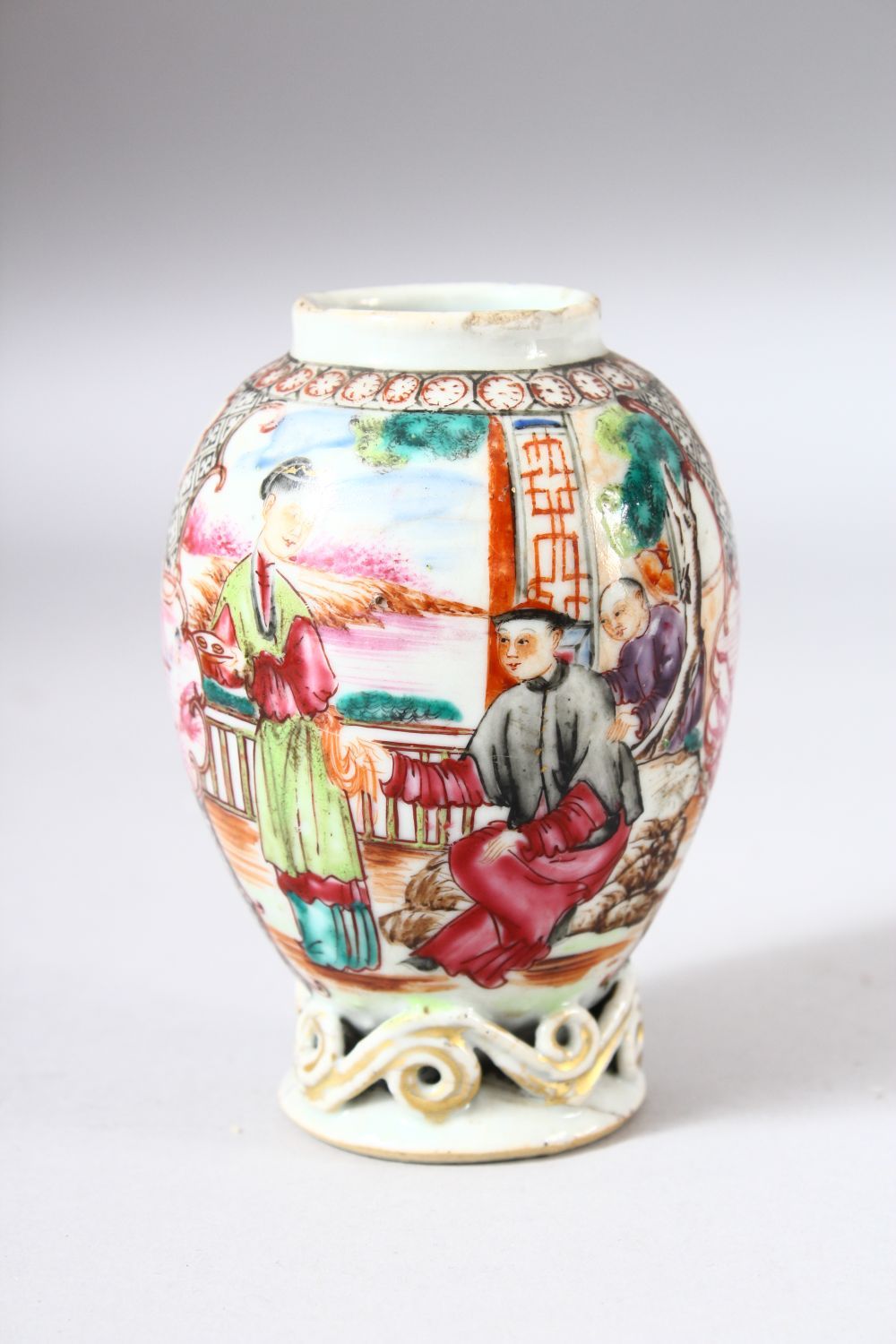 A SMALL CHINESE FAMILLE ROSE CADDY, painted with two panels of figures in different settings, 10.5cm - Image 3 of 6