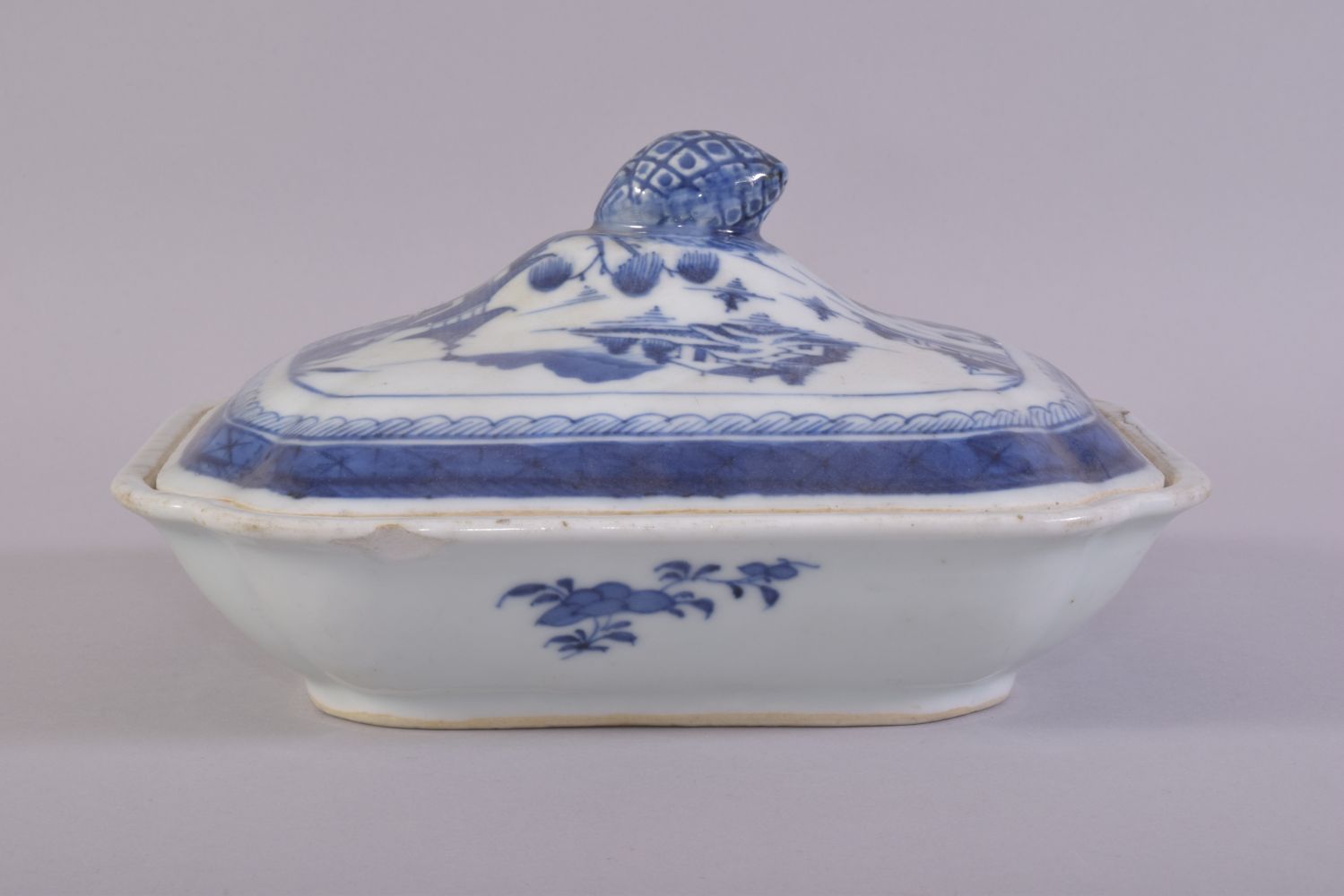 A CHINESE BLUE AND WHITE PORCELAIN TUREEN AND COVER, decorated with landscape scenes of buildings - Image 3 of 8