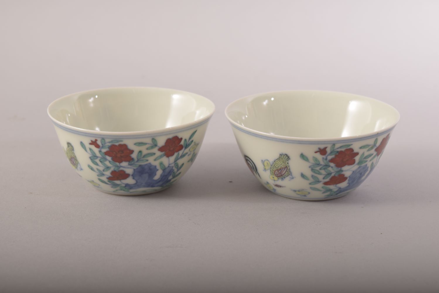 TWO GOOD CHINESE PORCELAIN ROOSTER CUPS, painted with roosters, chicks and flora, both with six - Image 4 of 8