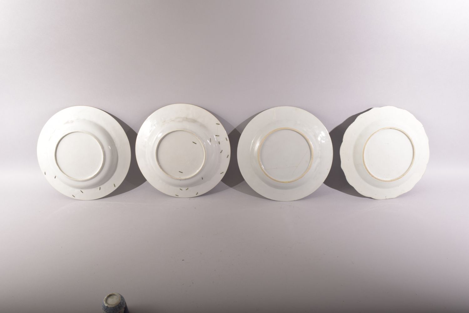 A MIXED LOT OF FOUR CHINESE PORCELAIN DISHES, together with a small octagonal porcelain tripod - Image 5 of 5
