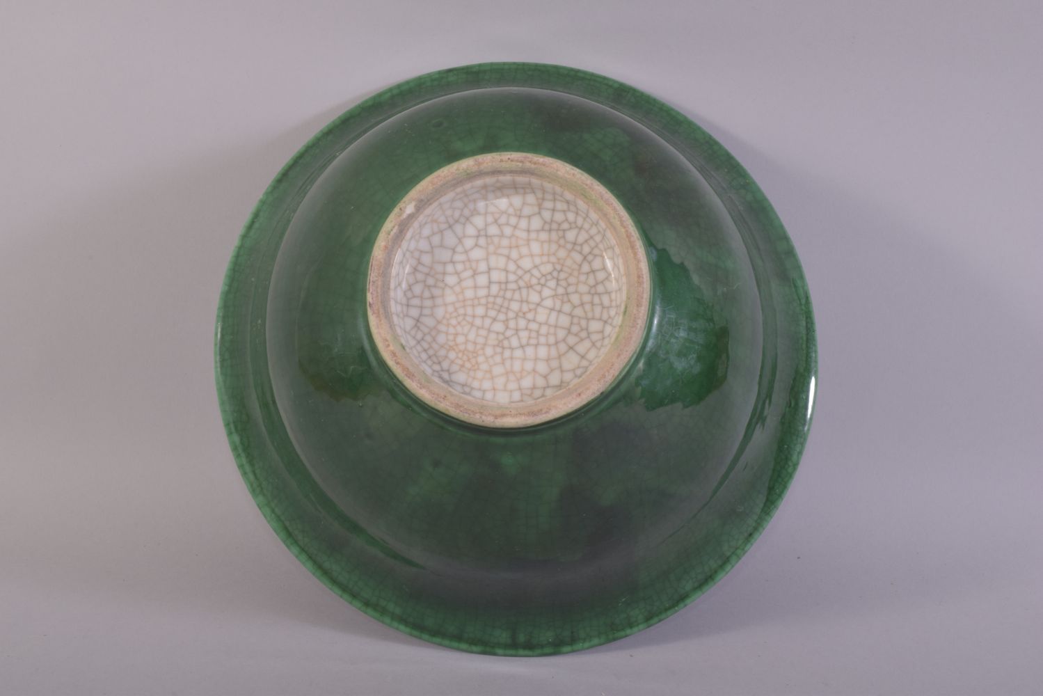 A GOOD LARGE CHINESE GREEN CRACKLE GLAZED BOWL, 26cm diameter. - Image 5 of 5
