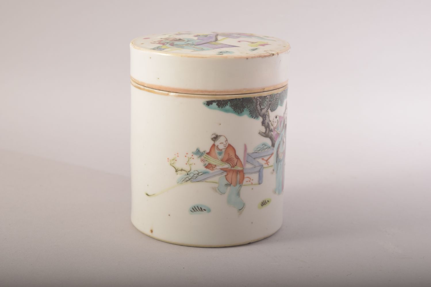 A CHINESE PORCELAIN CYLINDRICAL POT AND COVER, painted with figures in an outdoor setting, 12cm - Image 4 of 8