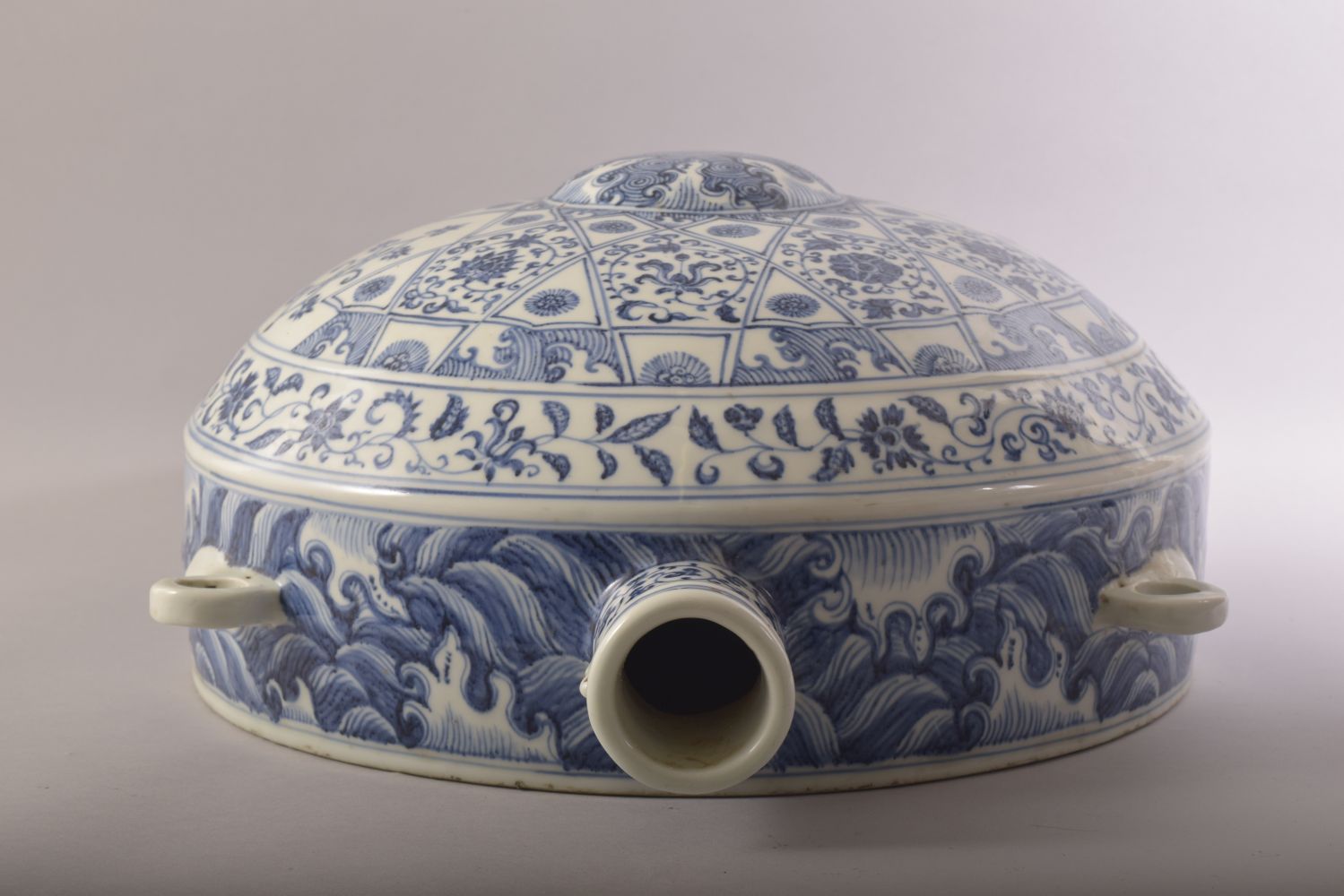 A LARGE AND IMPRESSIVE BLUE AND WHITE MING STYLE PORCELAIN MOON FLASK VASE, painted all over with - Image 4 of 6