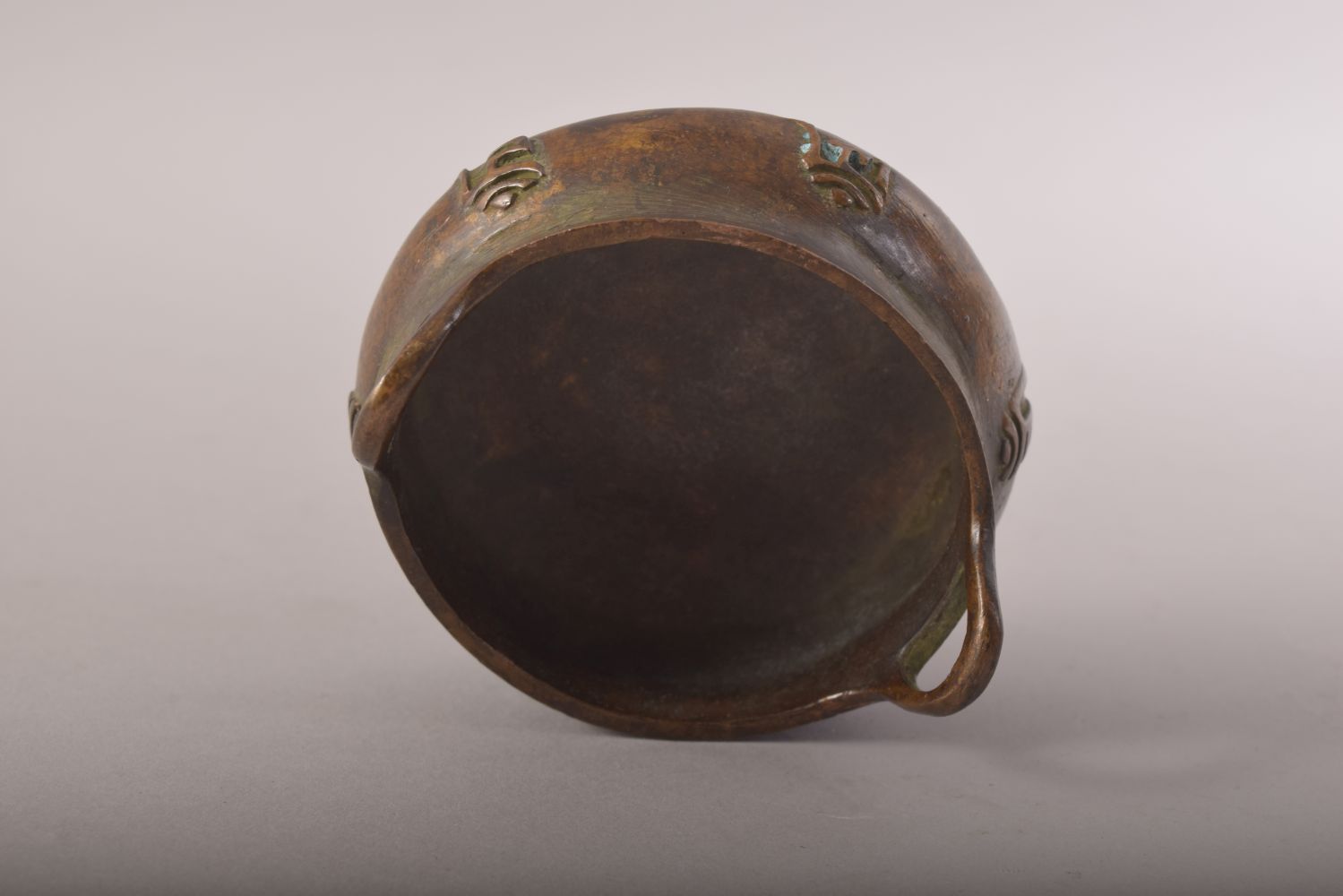 A SMALL CHINESE BRONZE TWIN HANDLE TRIPOD CENSER, impressed mark to base, 8cm diameter. - Image 5 of 7