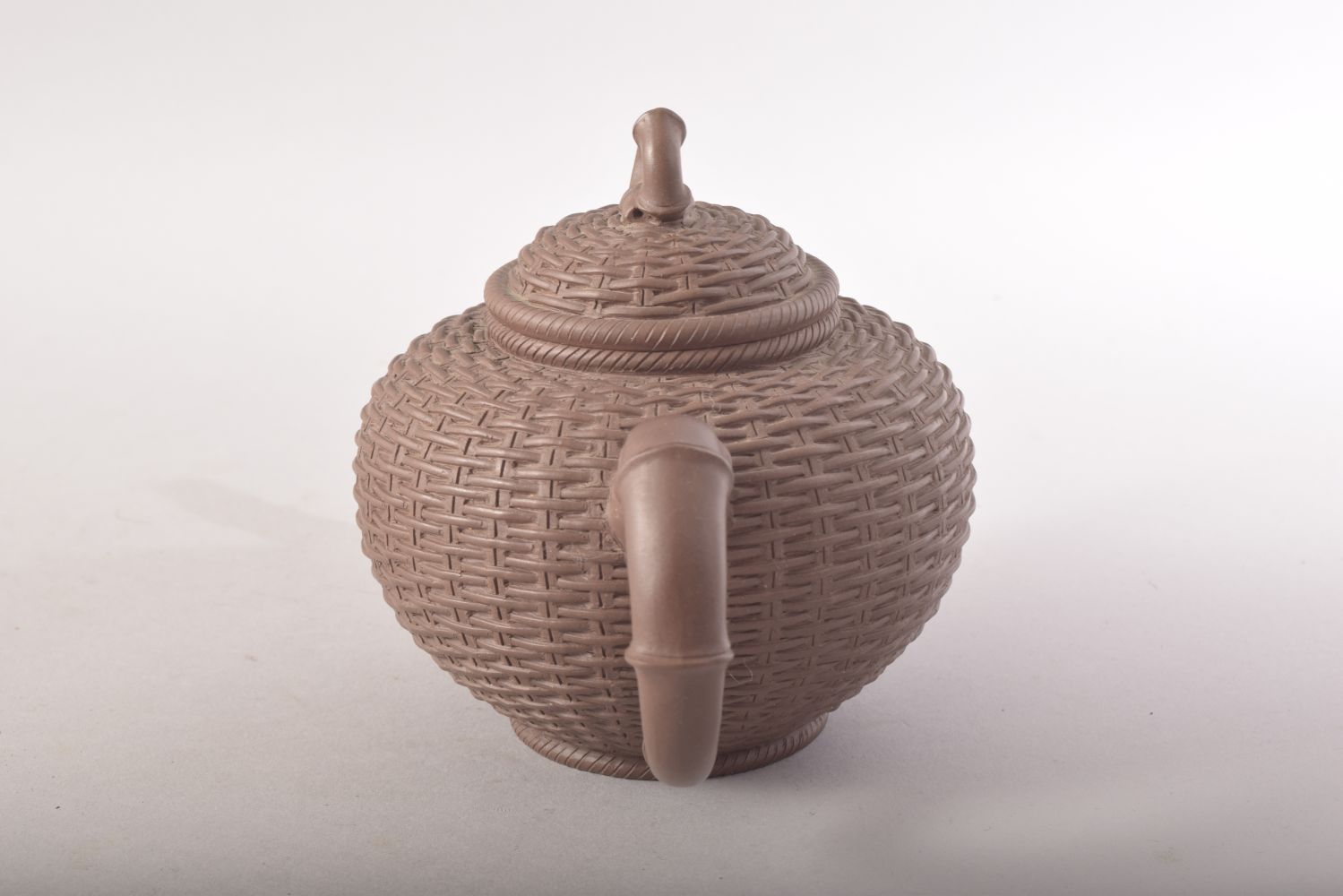 A GOOD CHINESE YIXING TEAPOT, with basket weave decoration, mark to inner lid, impressed four - Image 4 of 10
