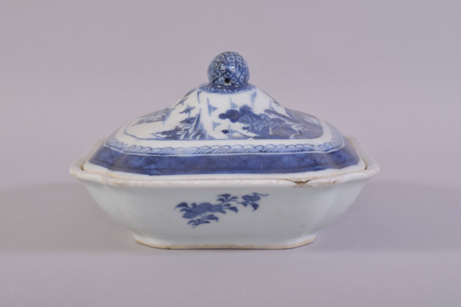 A CHINESE BLUE AND WHITE PORCELAIN TUREEN AND COVER, decorated with landscape scenes of buildings - Image 4 of 8