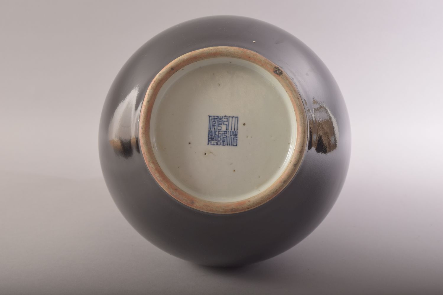 A CHINESE FAMILLE NOIR BULBOUS PORCELAIN VASE, with six character mark to base, 33cm high. - Image 6 of 7