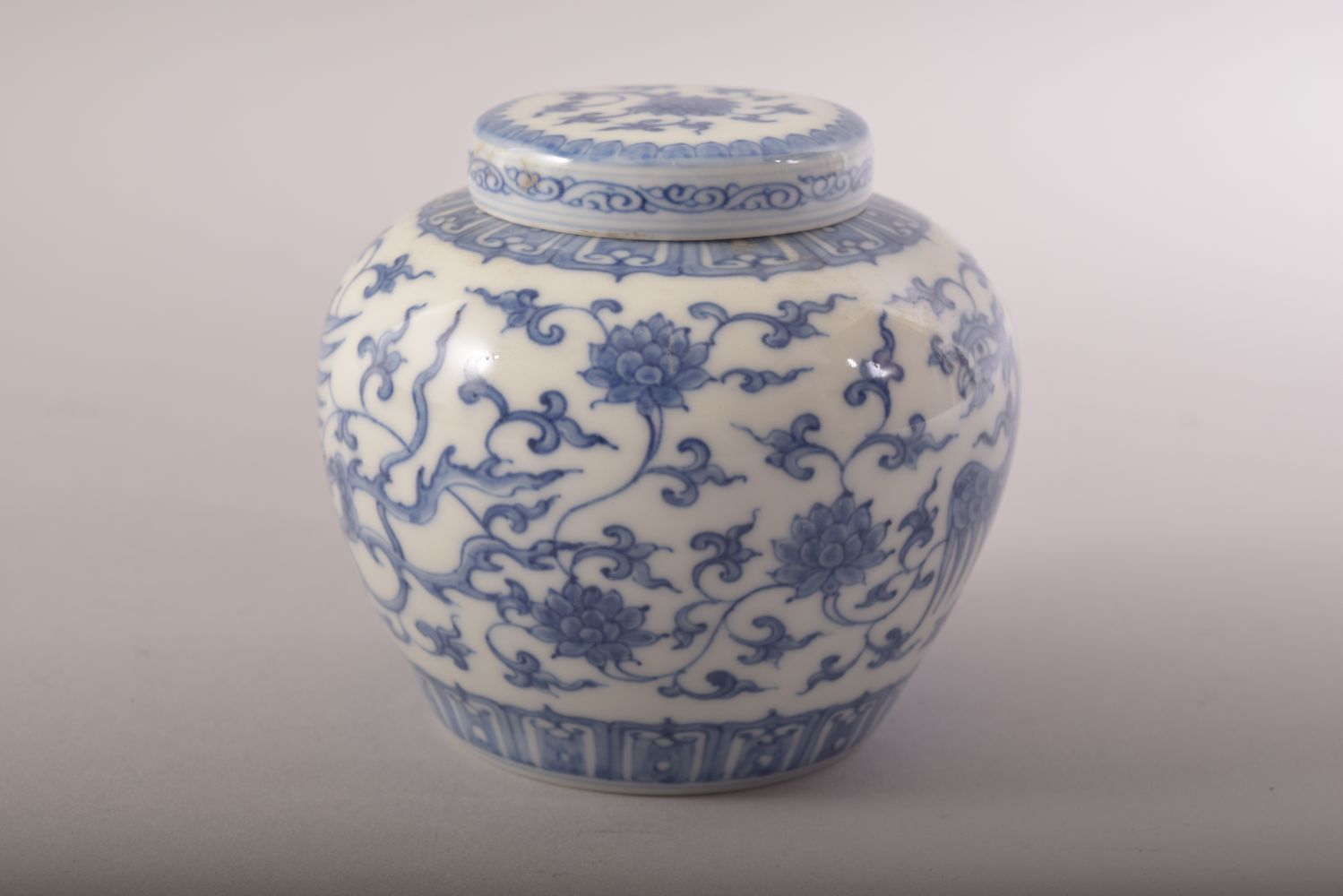 A GOOD CHINESE BLUE AND WHITE PORCELAIN JAR AND COVER, painted with phoenix, lotus and scrolling - Image 3 of 7