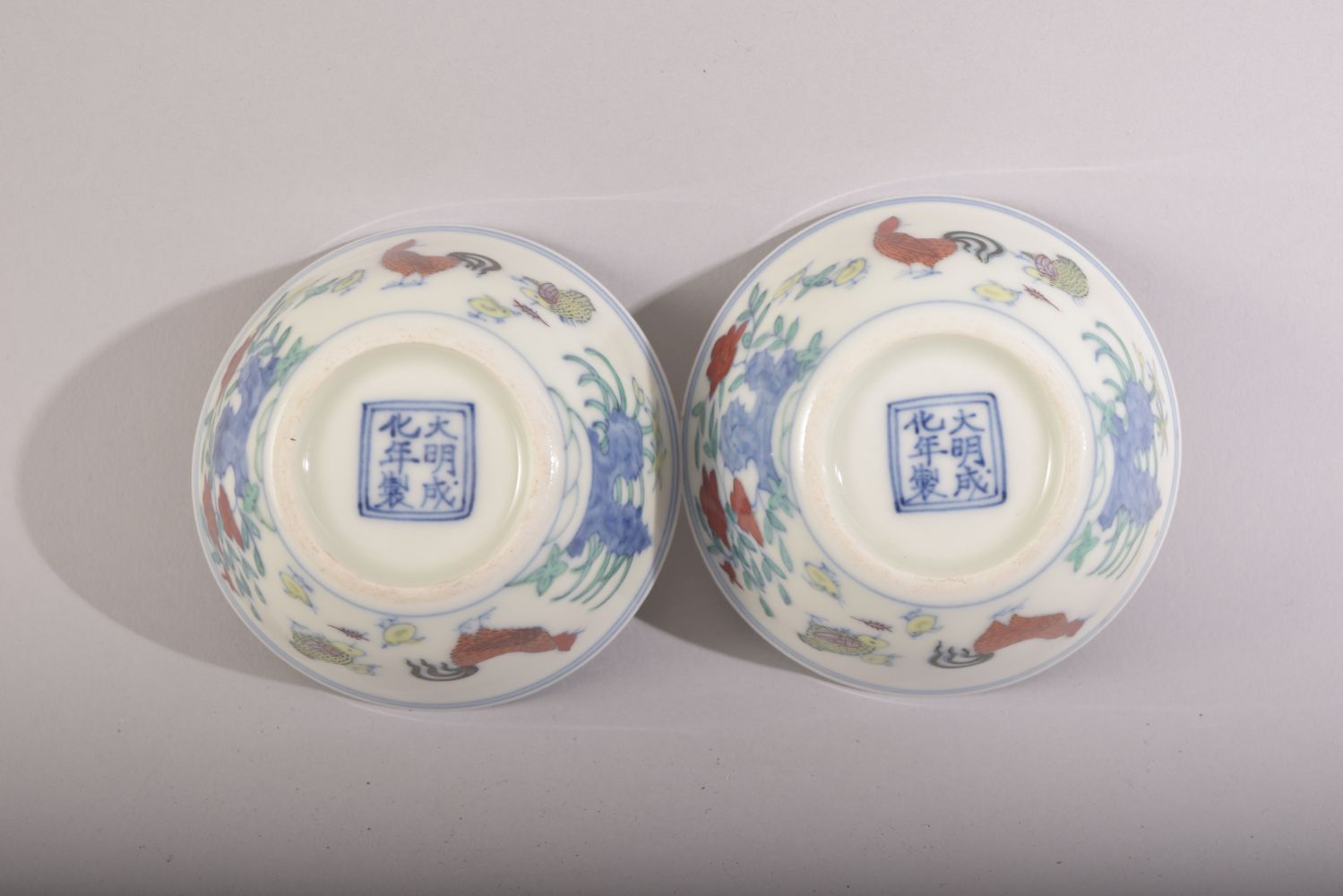 TWO GOOD CHINESE PORCELAIN ROOSTER CUPS, painted with roosters, chicks and flora, both with six - Image 6 of 8