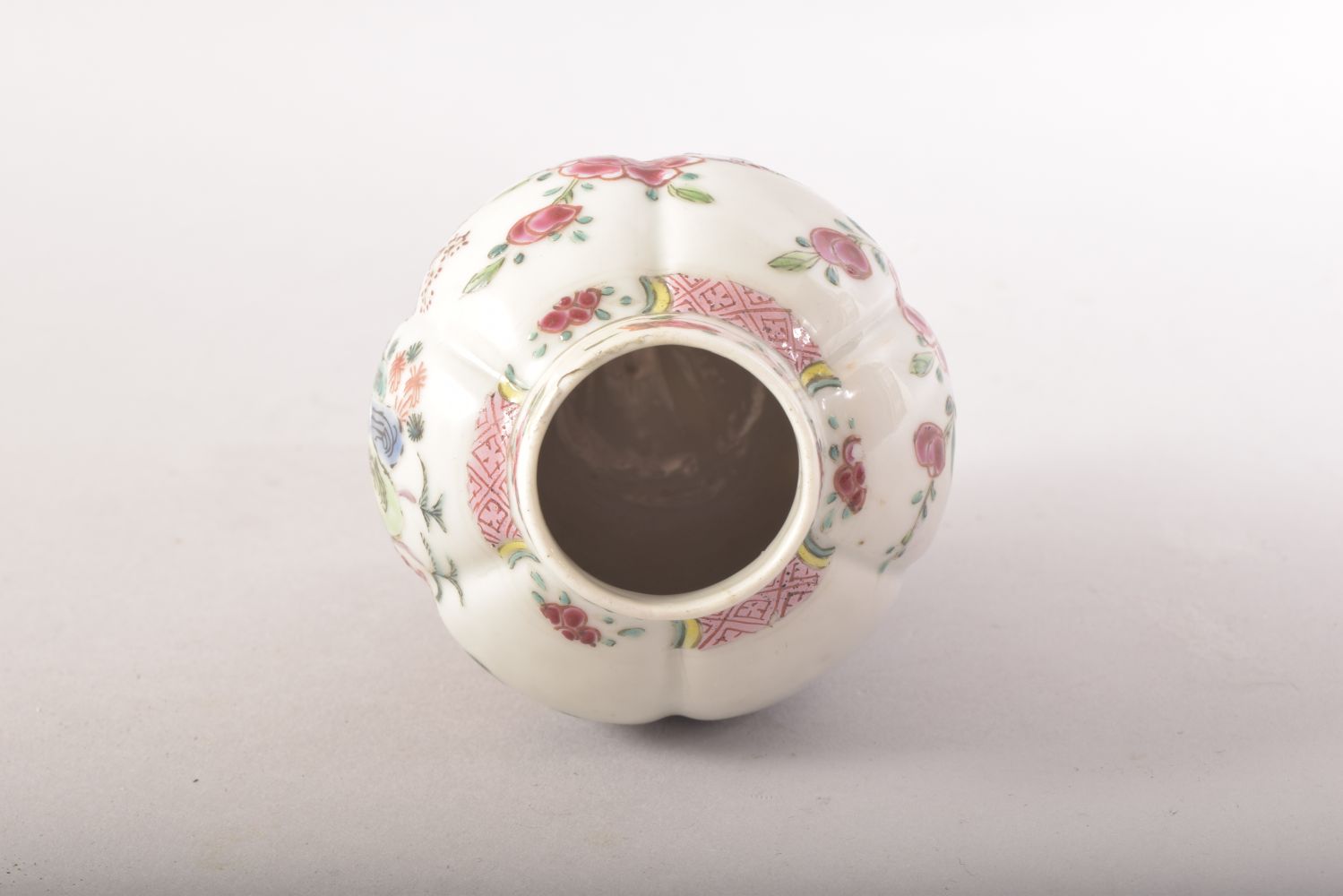 A SMALL CHINESE FAMILLE ROSE CADDY / VASE, painted with flowers with pierced vine base, 9.5cm high. - Image 5 of 6