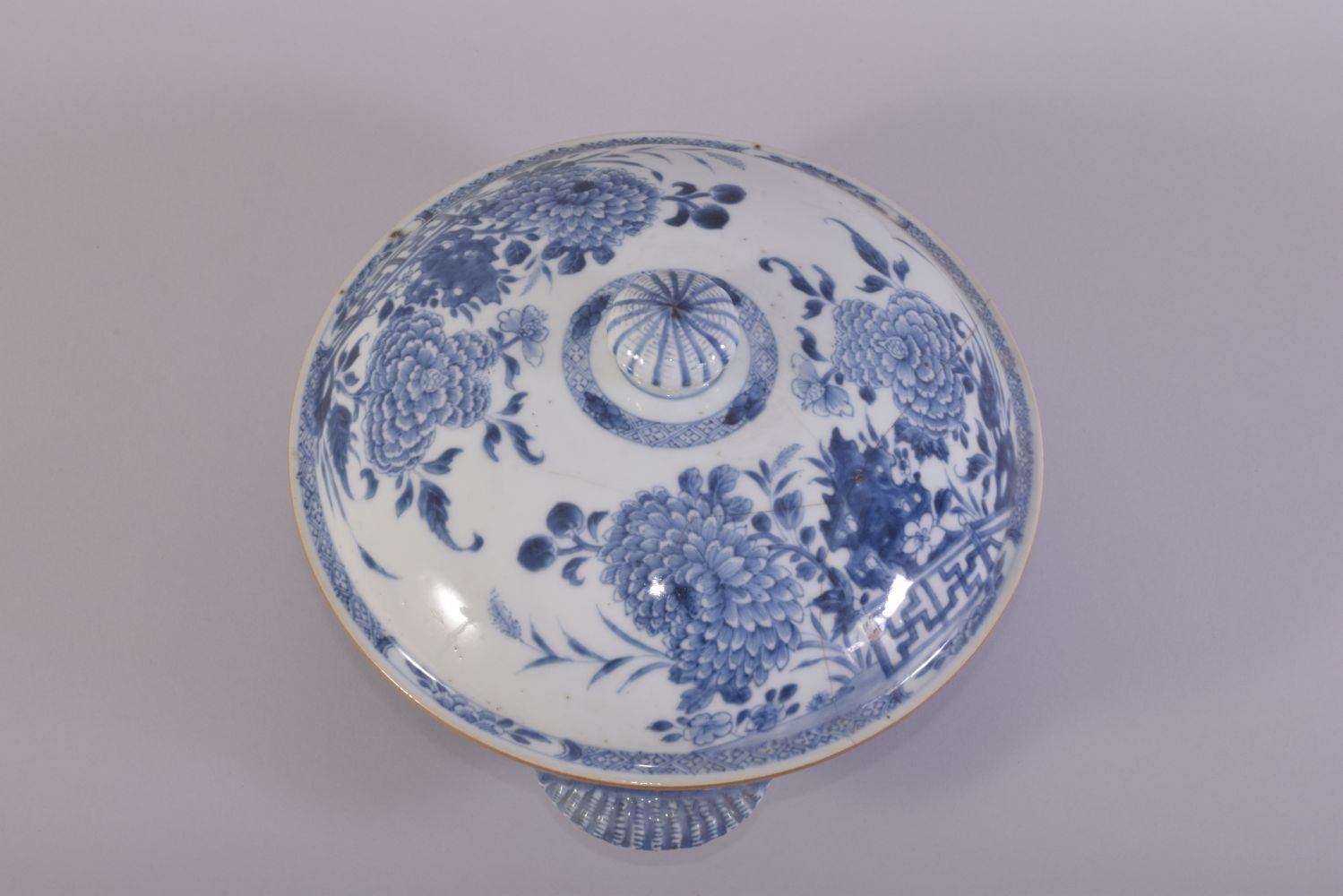 A CHINESE BLUE AND WHITE PORCELAIN CIRCULAR TUREEN AND COVER, painted with native flora, the - Image 5 of 7