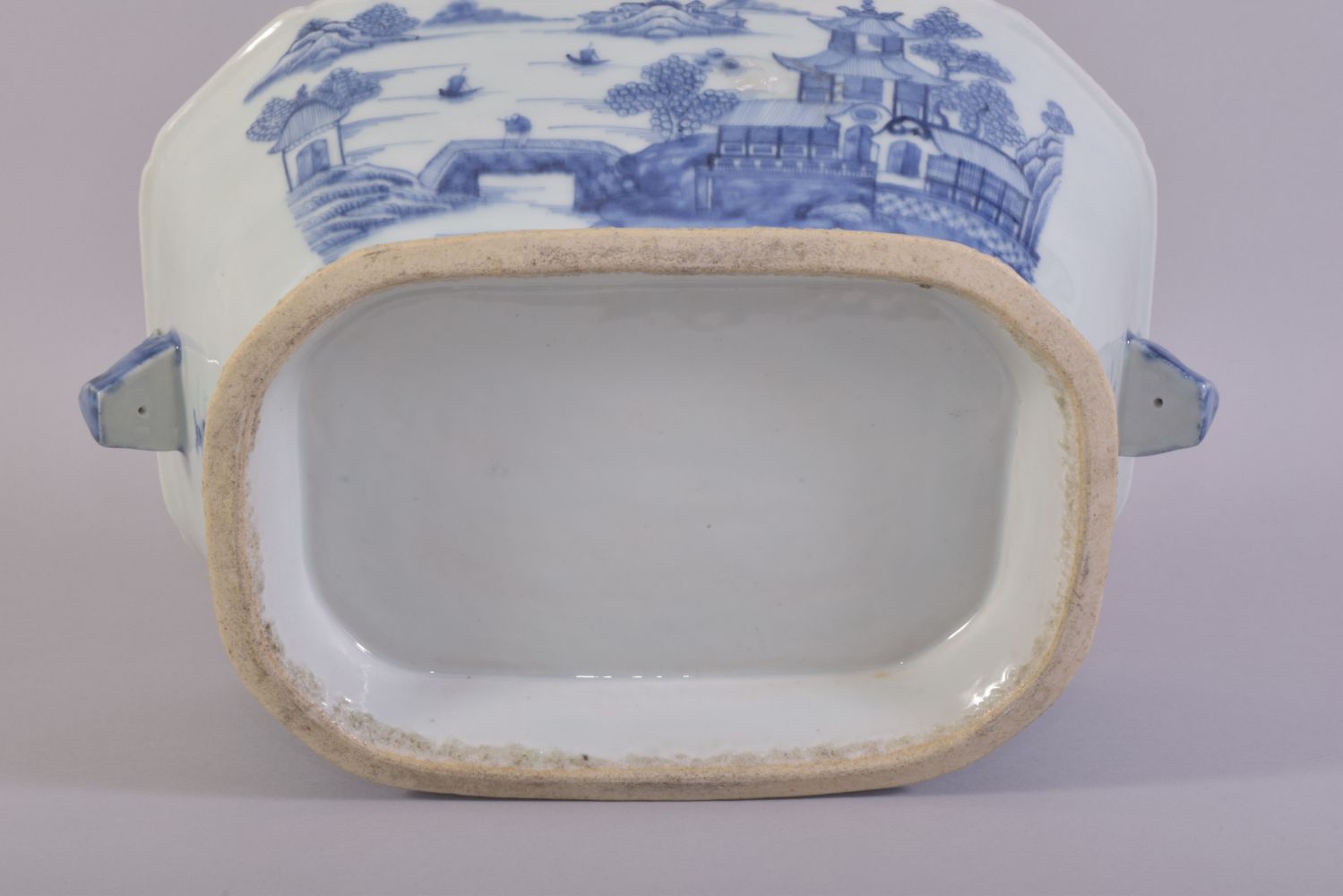 A CHINESE BLUE AND WHITE PORCELAIN TUREEN AND COVER, decorated with landscape scenes including - Image 8 of 8