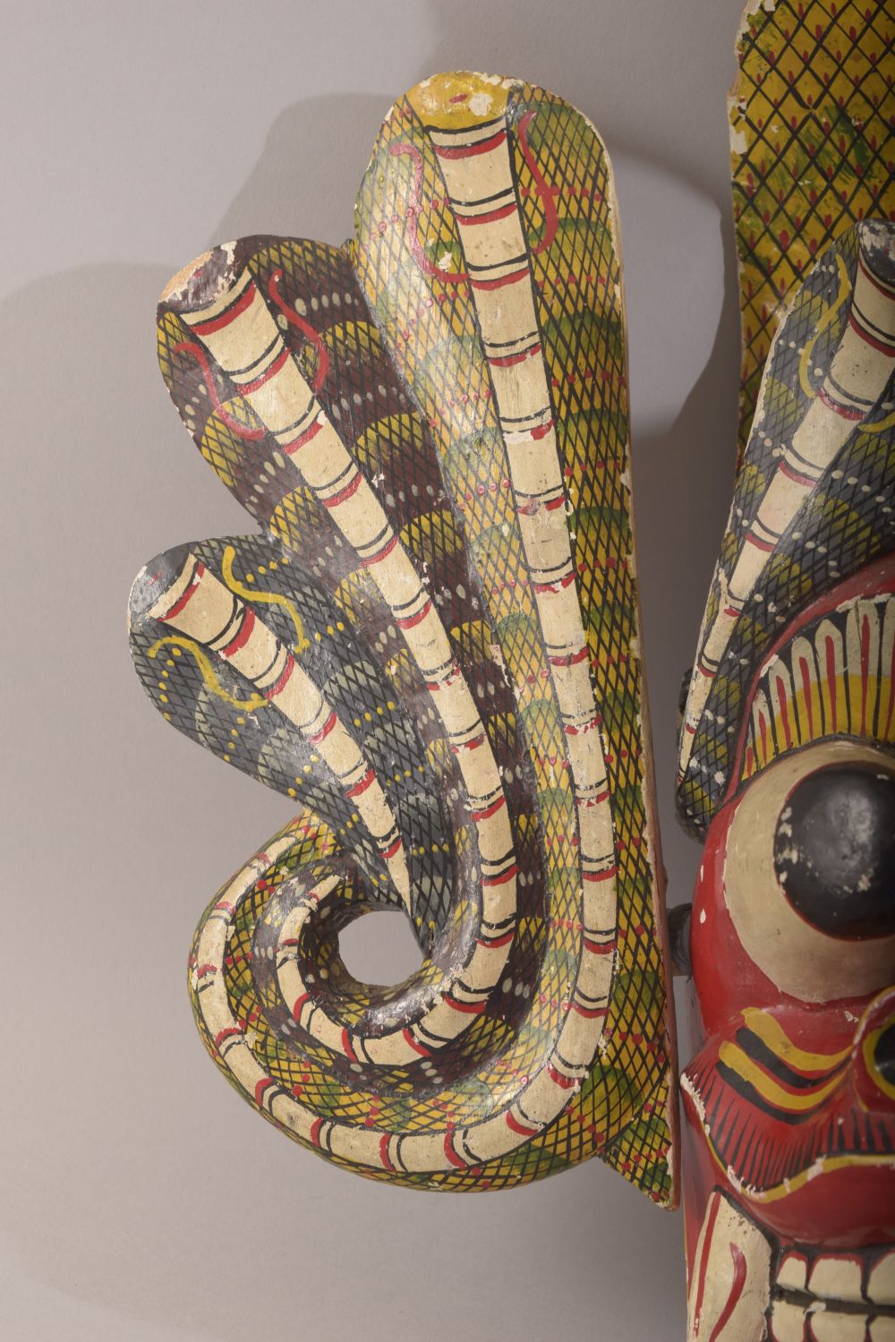 A LARGE SRI LANKAN CARVED AND PAINTED WOODEN MASK, 33cm x 45cm. - Image 5 of 6
