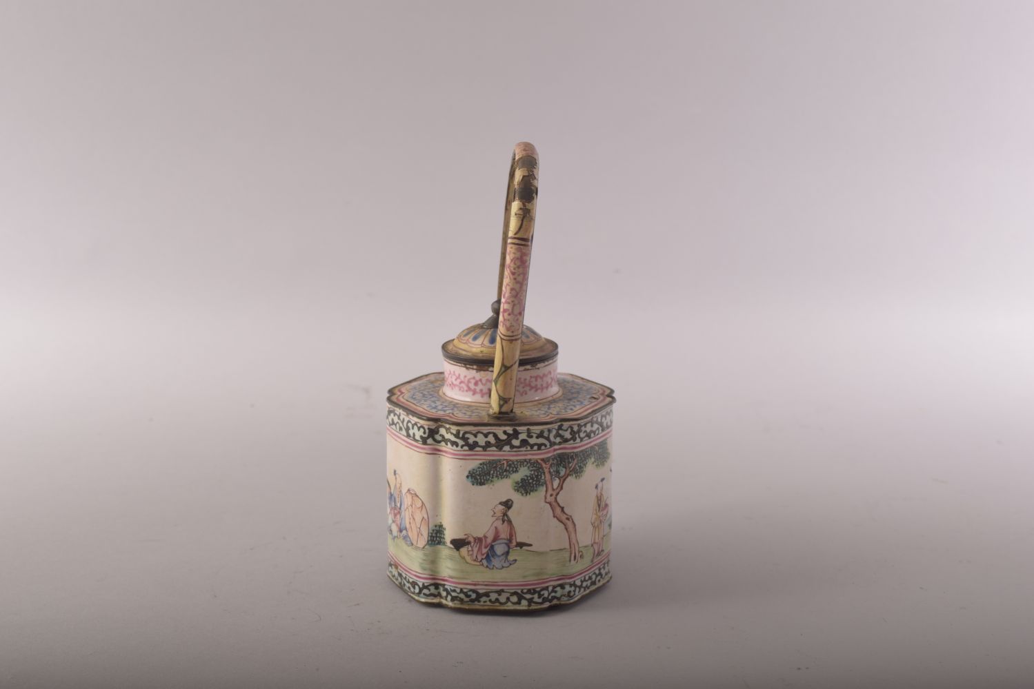 A SMALL CHINESE CANTON ENAMELLED TEAPOT, decorated with a scene of figures in an outdoor setting - Image 4 of 8