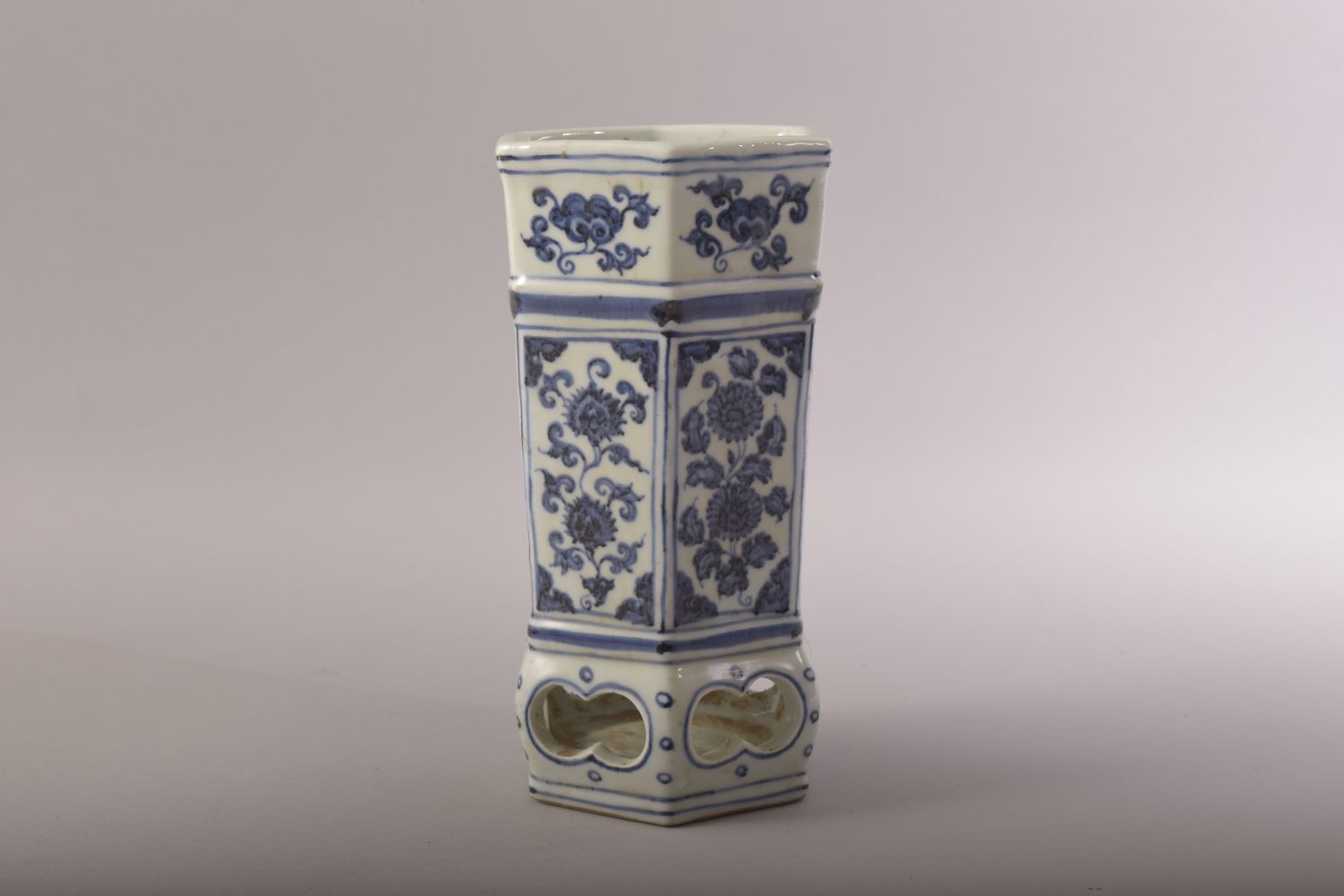 A CHINESE BLUE AND WHITE PIERCED HEXANGONAL PORCELAIN HAT STAND / VASE, decorated with panels of - Image 2 of 7