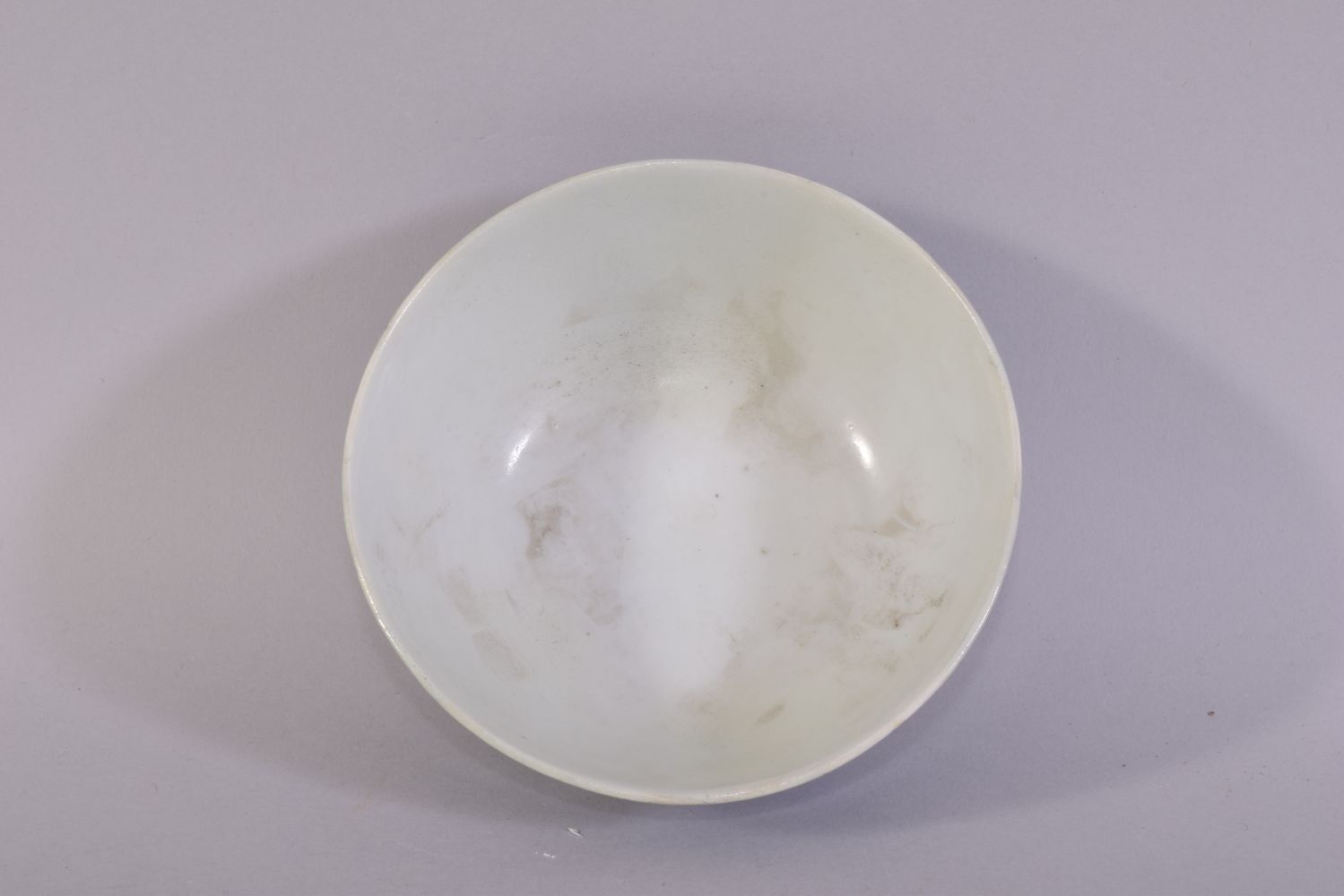A SMALL CHINESE BLUE AND WHITE PORCELAIN BOWL, painted with stylised flower heads and scrolling - Image 5 of 7