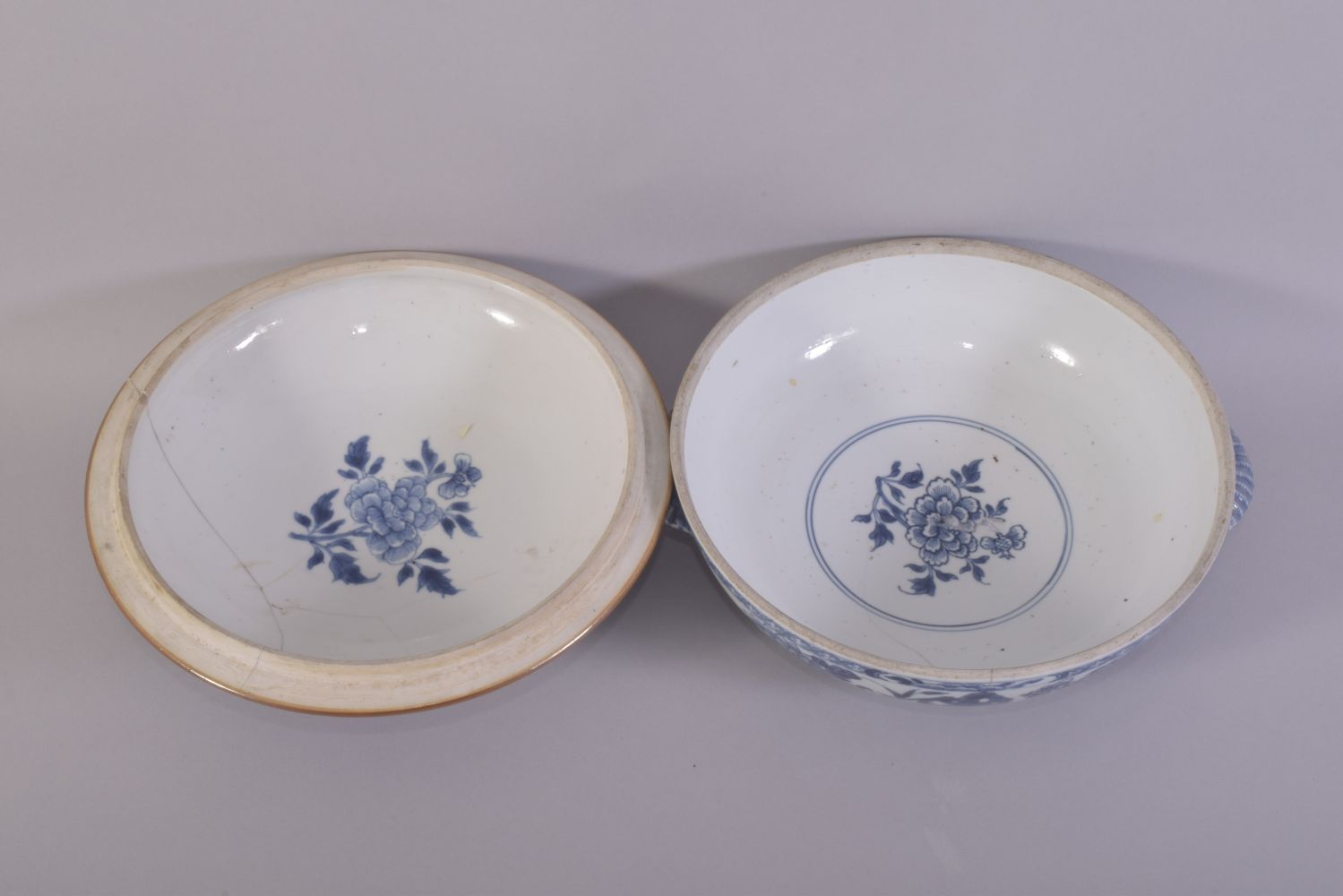 A CHINESE BLUE AND WHITE PORCELAIN CIRCULAR TUREEN AND COVER, painted with native flora, the - Image 6 of 7