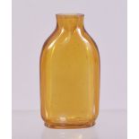 A CHINESE AMBER COLOURED GLASS SNUFF BOTTLE, 6.5cm.