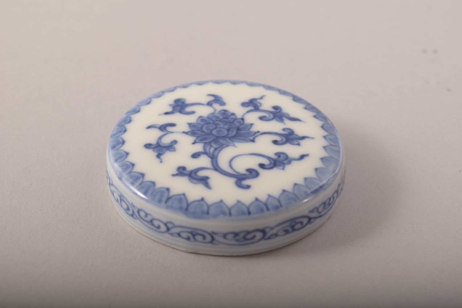 A GOOD CHINESE BLUE AND WHITE PORCELAIN JAR AND COVER, painted with phoenix, lotus and scrolling - Image 5 of 7