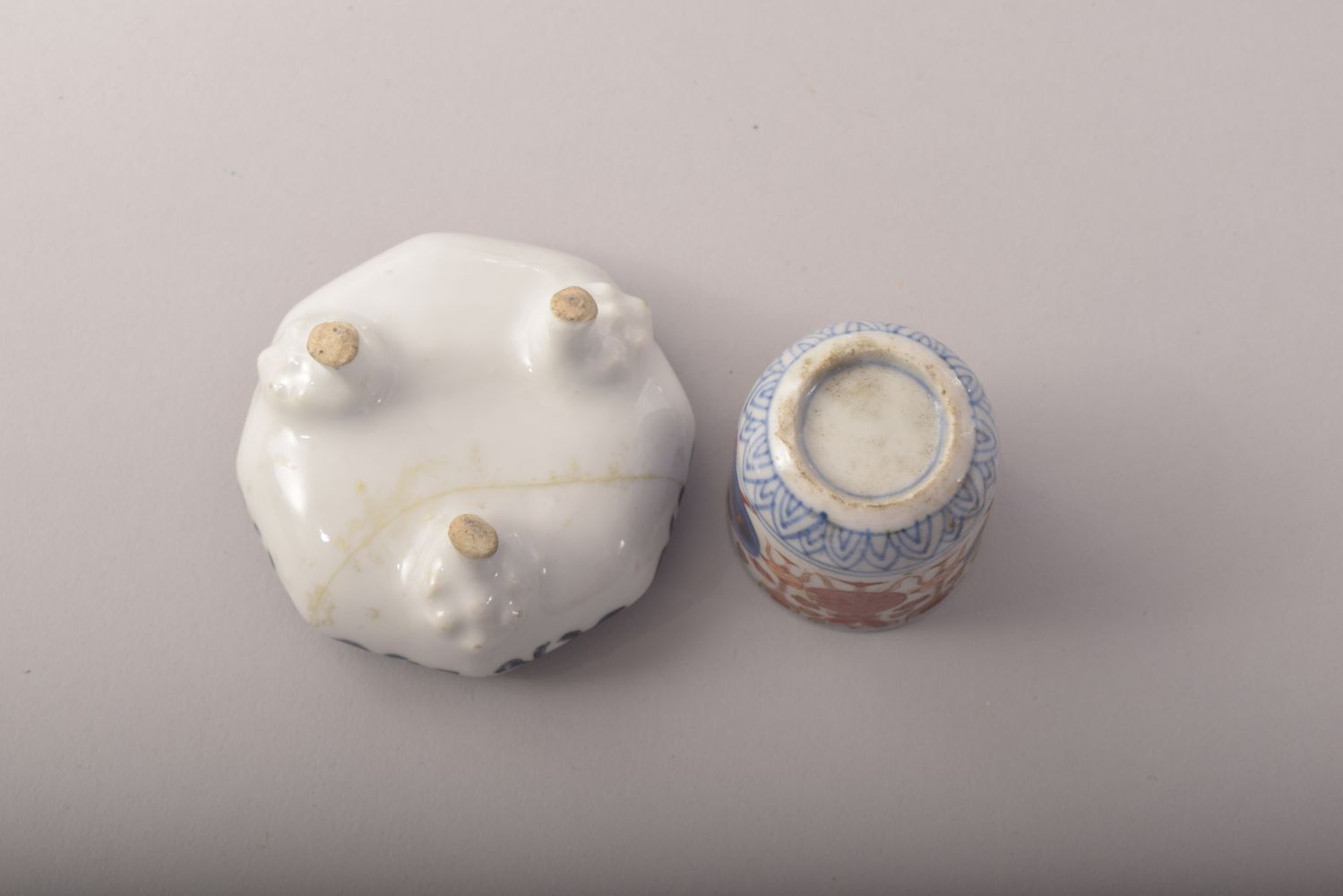 A MIXED LOT OF FOUR CHINESE PORCELAIN DISHES, together with a small octagonal porcelain tripod - Image 4 of 5