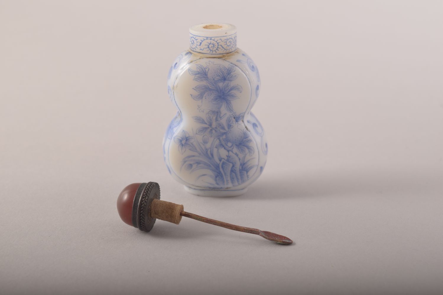 A CHINESE BLUE AND WHITE SNUFF BOTTLE AND STOPPER, mark to base, 7.5cm high. - Image 5 of 7
