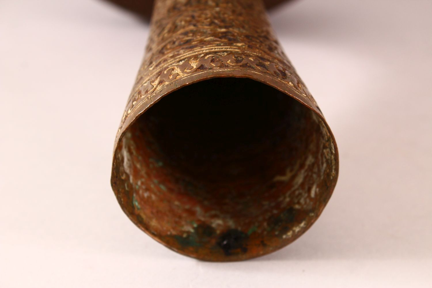 A LARGE 18TH/19TH CENTURY LIDDED COPPER SURAHI BOTTLE, with chased foliate decoration all over, 39cm - Image 6 of 7