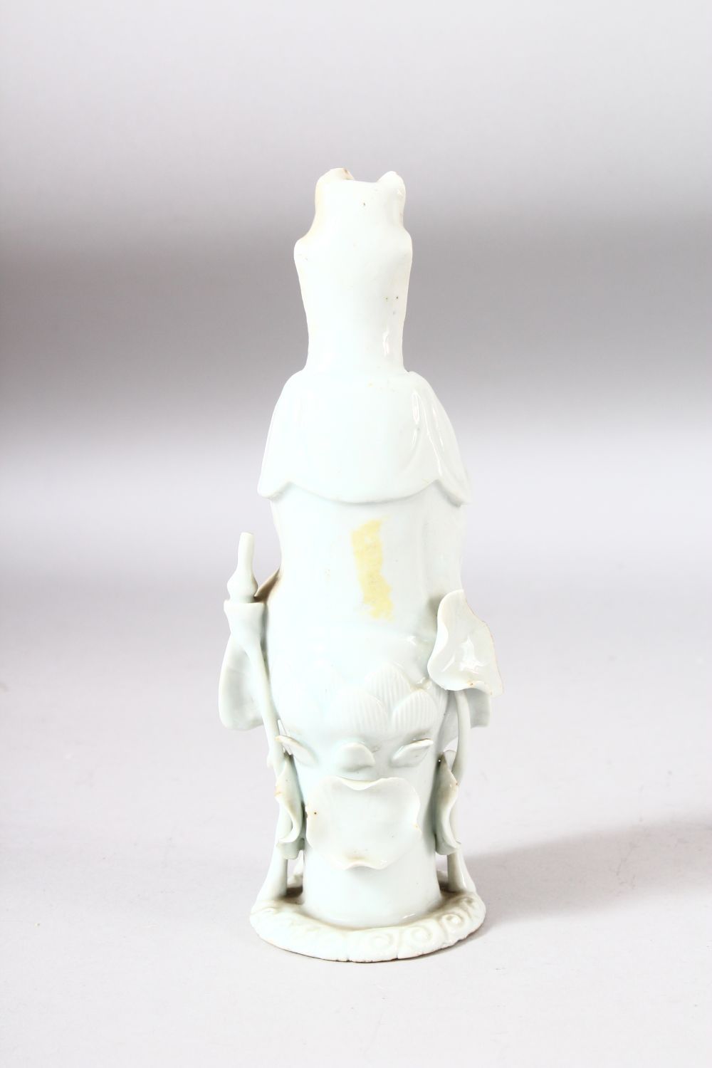 A CHINESE BLANC DE CHINE PORCELAIN FIGURE of guanyin upon lotus and lily pads, 22cm high. - Image 3 of 8