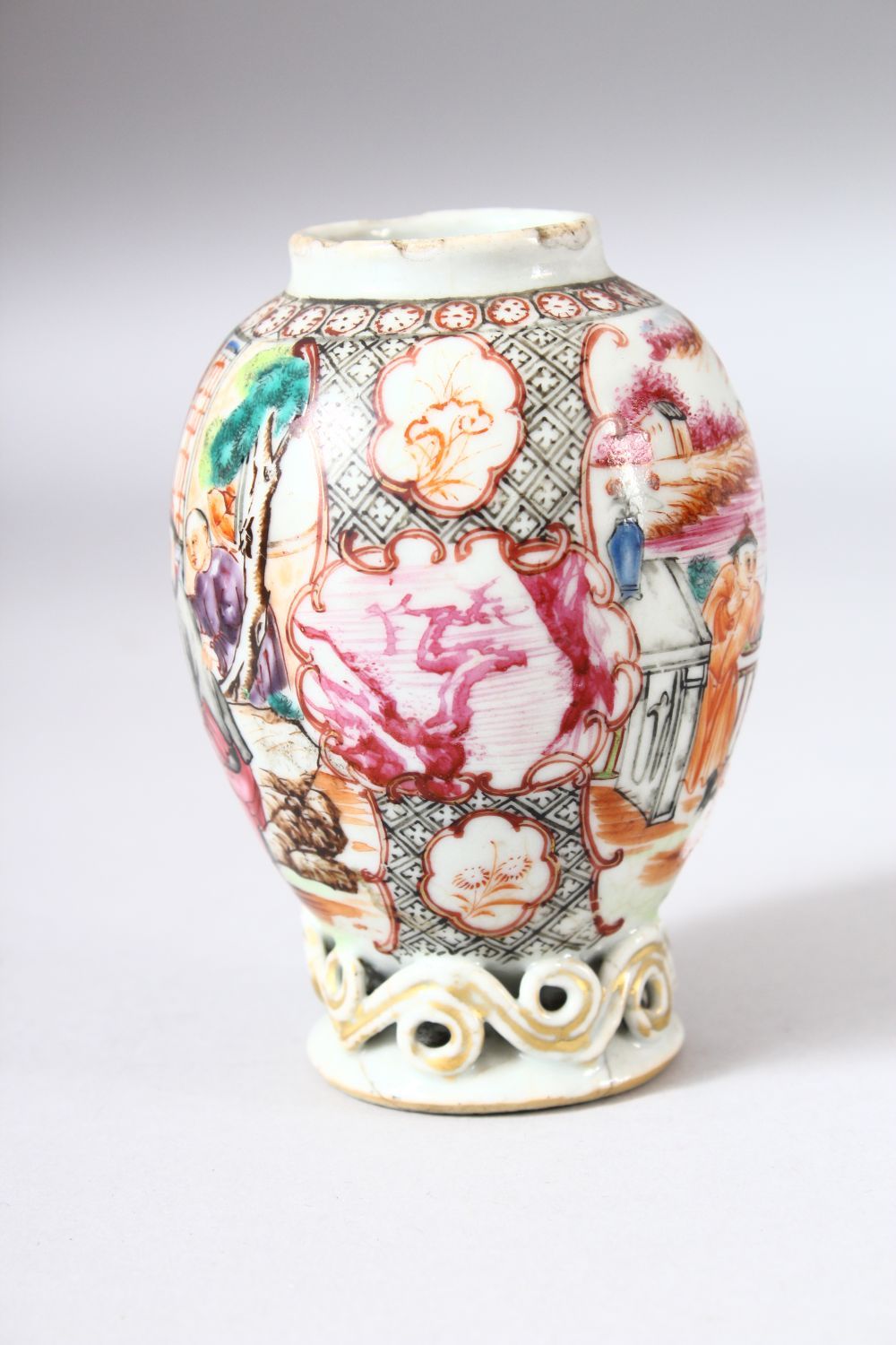 A SMALL CHINESE FAMILLE ROSE CADDY, painted with two panels of figures in different settings, 10.5cm - Image 4 of 6