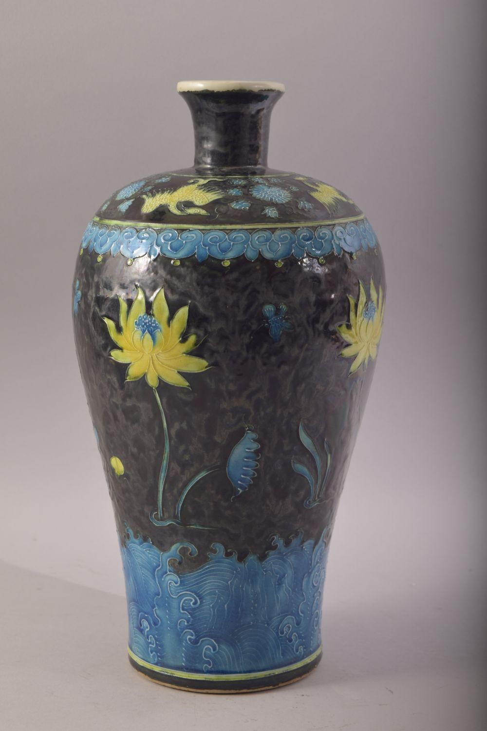 A CHINESE MING STYLE FAHUA MEIPING PORCELAIN VASE - decorated with ruyi, phoenix and flora upon a - Image 2 of 7