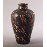 A CHINESE JIZHOU KILN POTTERY VASE, 19cm high.