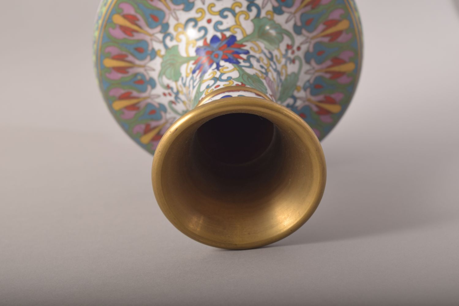THREE JAPANESE CLOISONNE ITEMS, comprising a vase, a dish and a smaller dish, various sizes (3). - Image 6 of 9