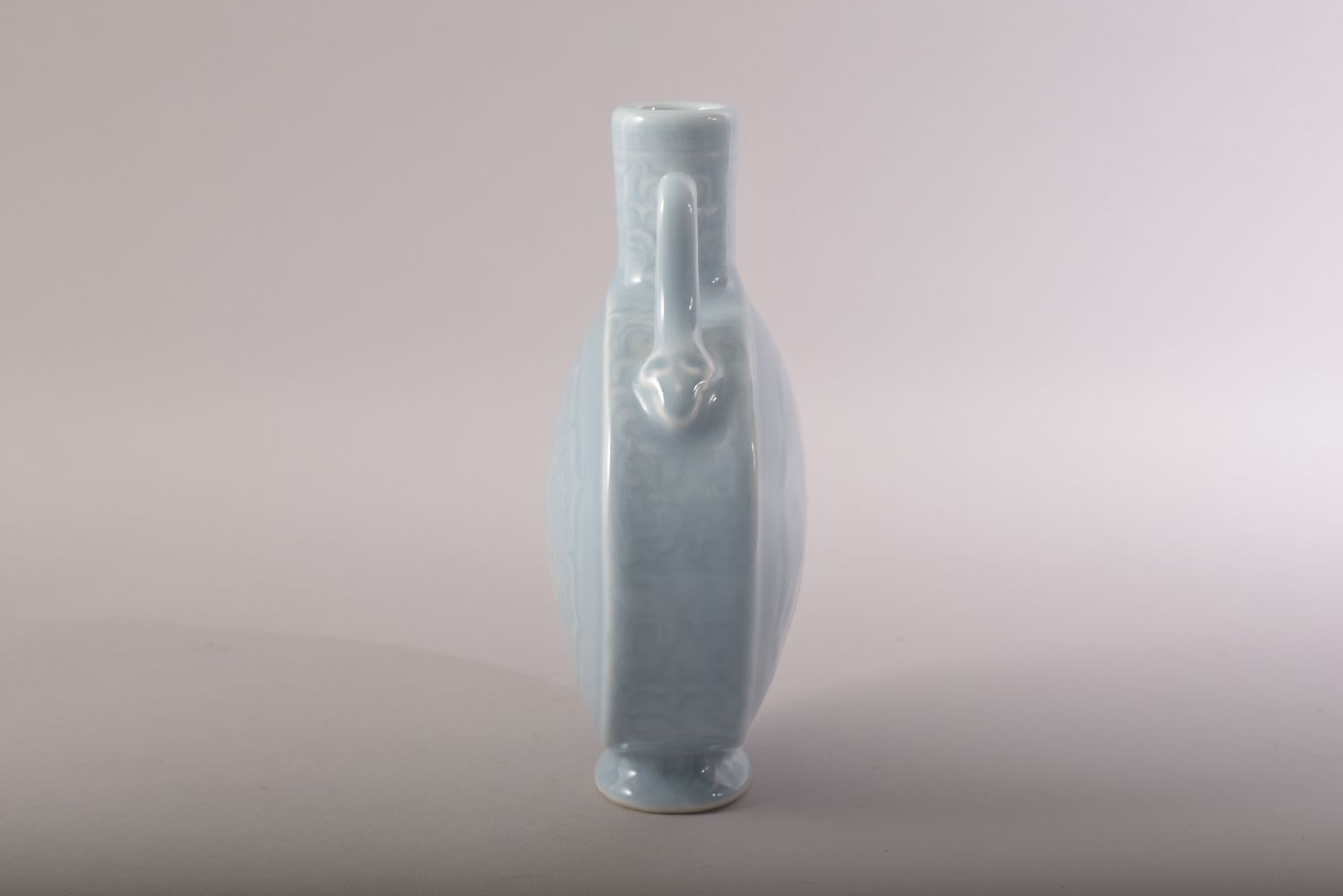 A SMALL CHINESE BLUE GLAZED TWIN HANDLE PORCELAIN MOON FLASK, six character mark to base, 18cm - Image 4 of 7