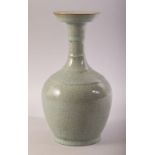 A CHINESE SONG STYLE CRACKLE WARE PORCELAIN VASE - 23CM