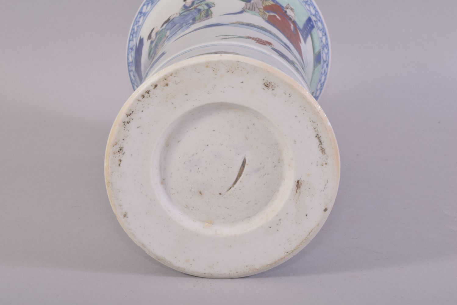 A CHINESE BLUE AND WHITE / FAMILLE VERTE PORCELAIN VASE, painted with figures and native flora, 23. - Image 6 of 6