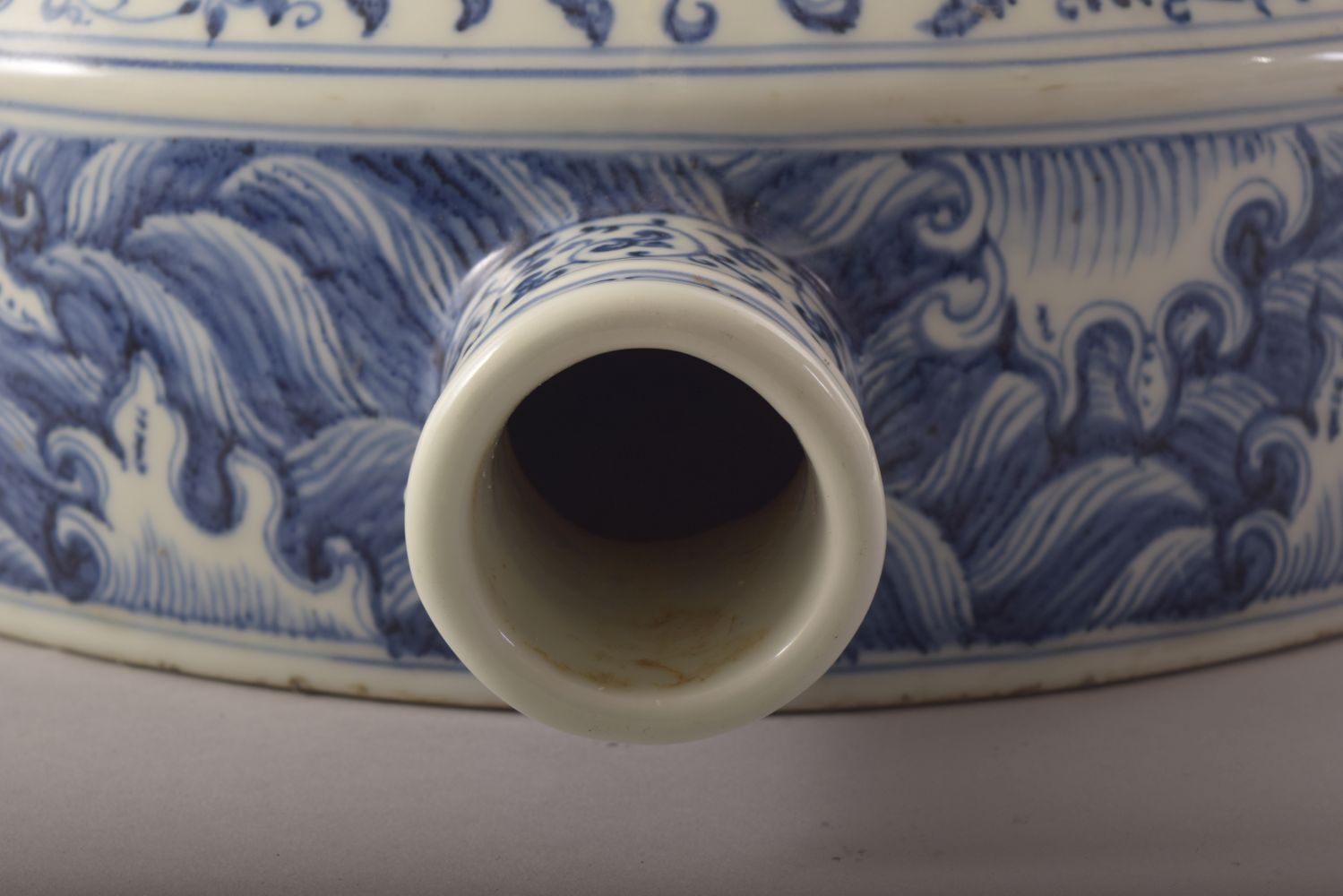 A LARGE AND IMPRESSIVE BLUE AND WHITE MING STYLE PORCELAIN MOON FLASK VASE, painted all over with - Image 5 of 6