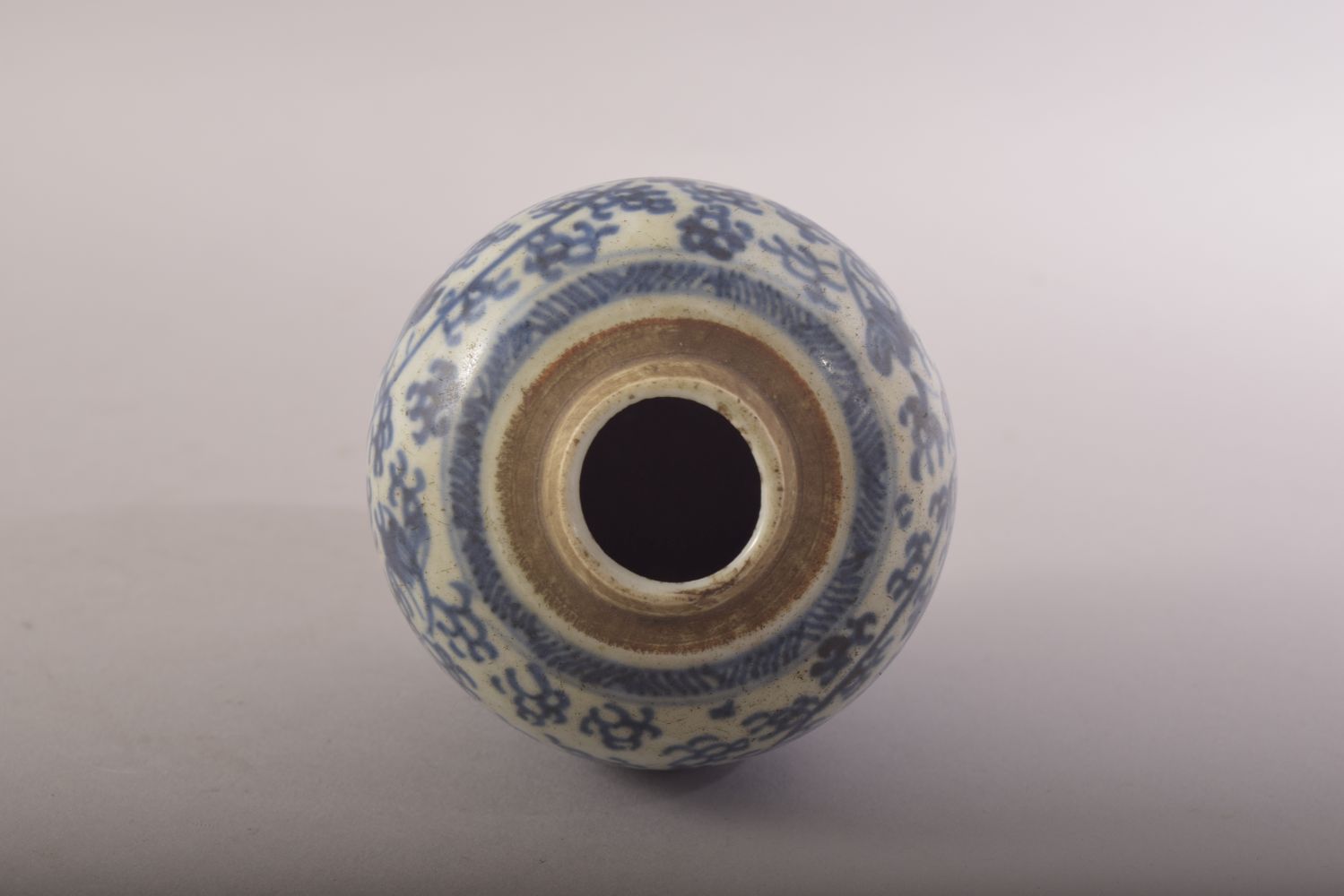 A SMALL CHINESE BLUE AND WHITE VASE, with foliate decoration, 9.5cm high. - Image 5 of 6
