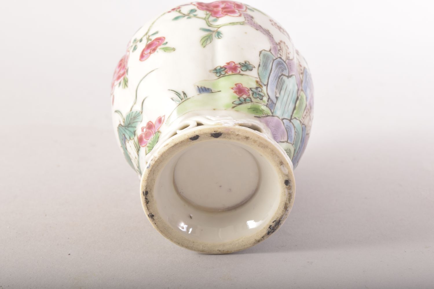 A SMALL CHINESE FAMILLE ROSE CADDY / VASE, painted with flowers with pierced vine base, 9.5cm high. - Image 6 of 6
