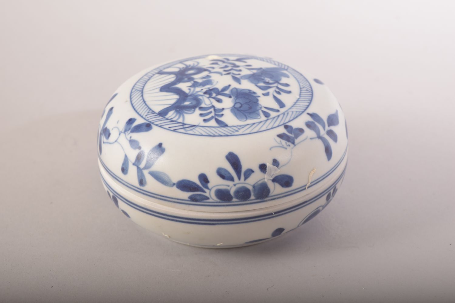 A CHINESE BLUE AND WHITE CIRCULAR BOX AND COVER, 12cm diameter. - Image 4 of 7