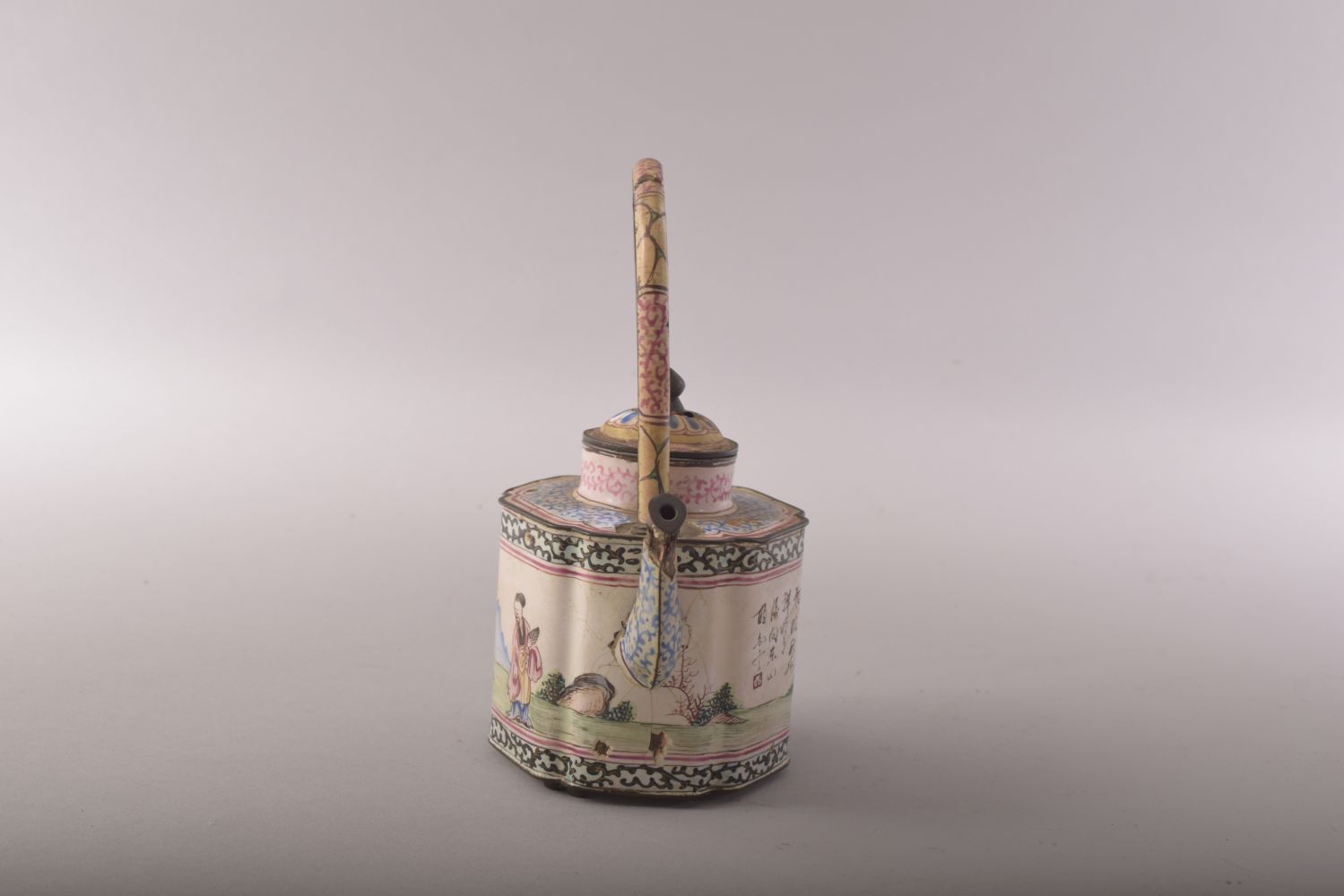 A SMALL CHINESE CANTON ENAMELLED TEAPOT, decorated with a scene of figures in an outdoor setting - Image 2 of 8