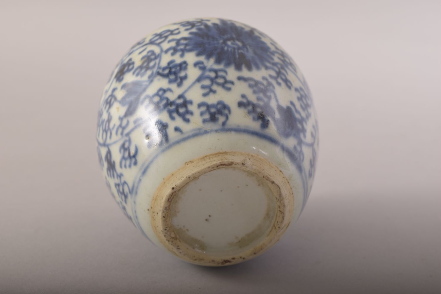 A SMALL CHINESE BLUE AND WHITE VASE, with foliate decoration, 9.5cm high. - Image 6 of 6
