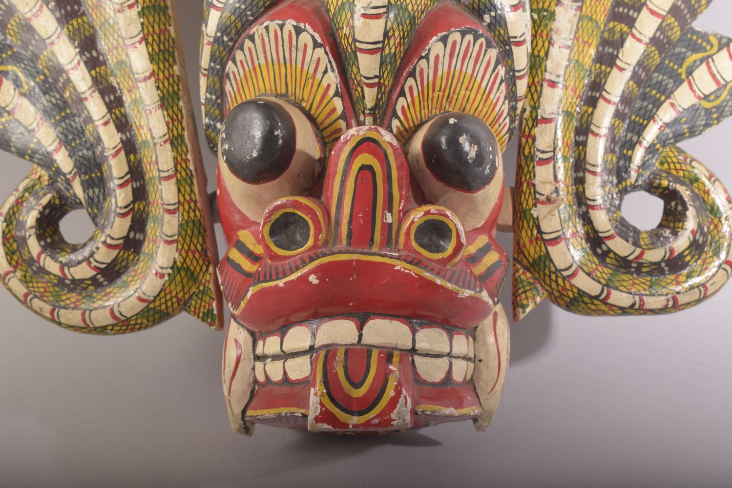 A LARGE SRI LANKAN CARVED AND PAINTED WOODEN MASK, 33cm x 45cm. - Image 3 of 6