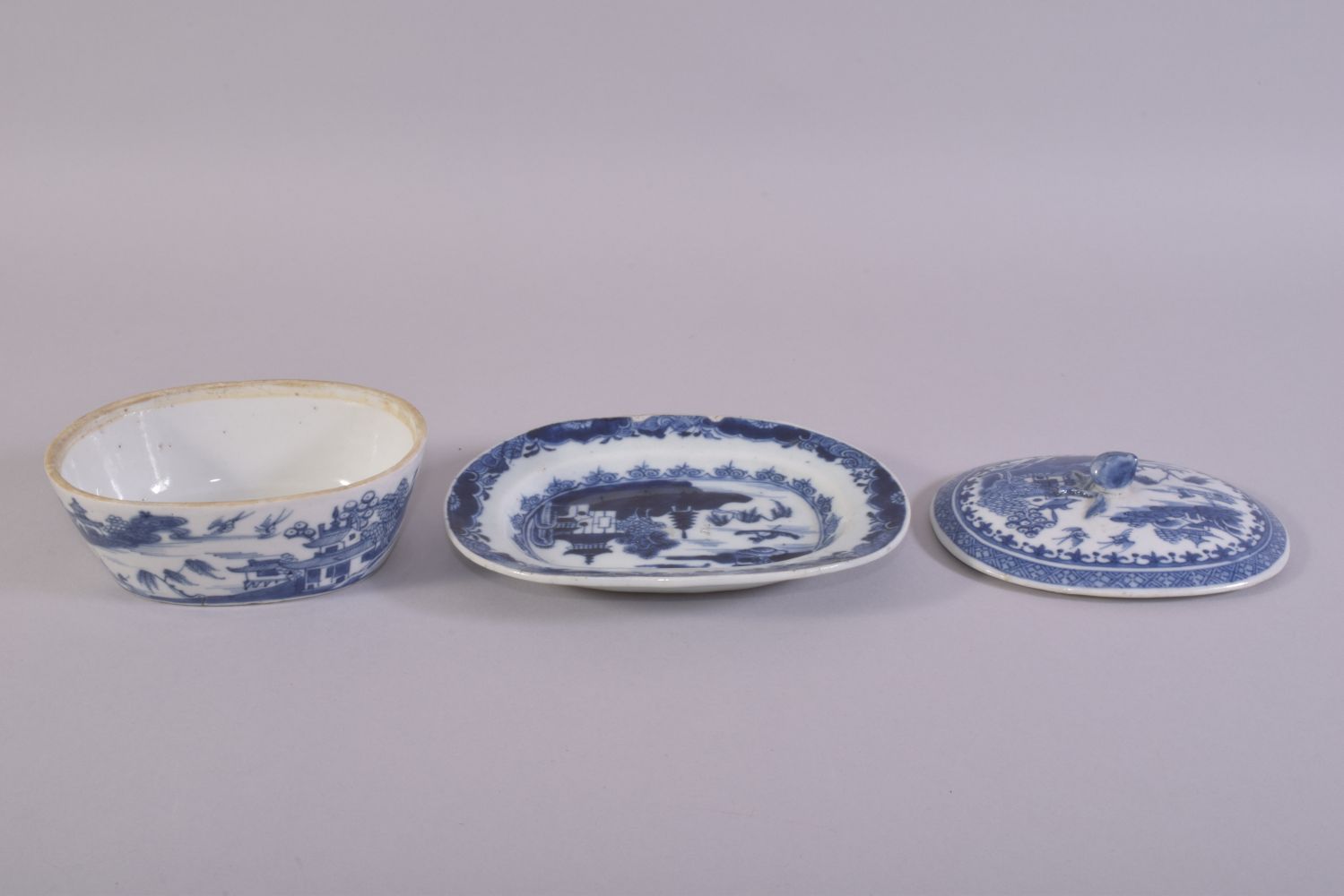 A CHINESE BLUE AND WHITE PORCELAIN BUTTER DISH AND SAUCER, painted with landscape scenes, the - Image 5 of 7