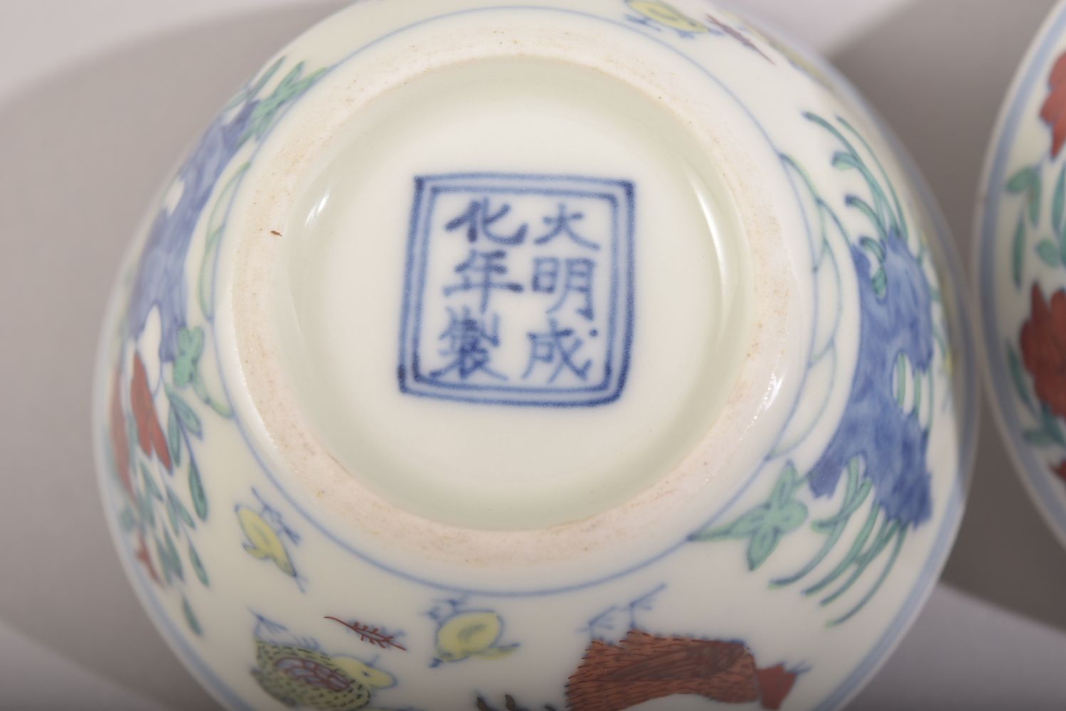 TWO GOOD CHINESE PORCELAIN ROOSTER CUPS, painted with roosters, chicks and flora, both with six - Image 8 of 8