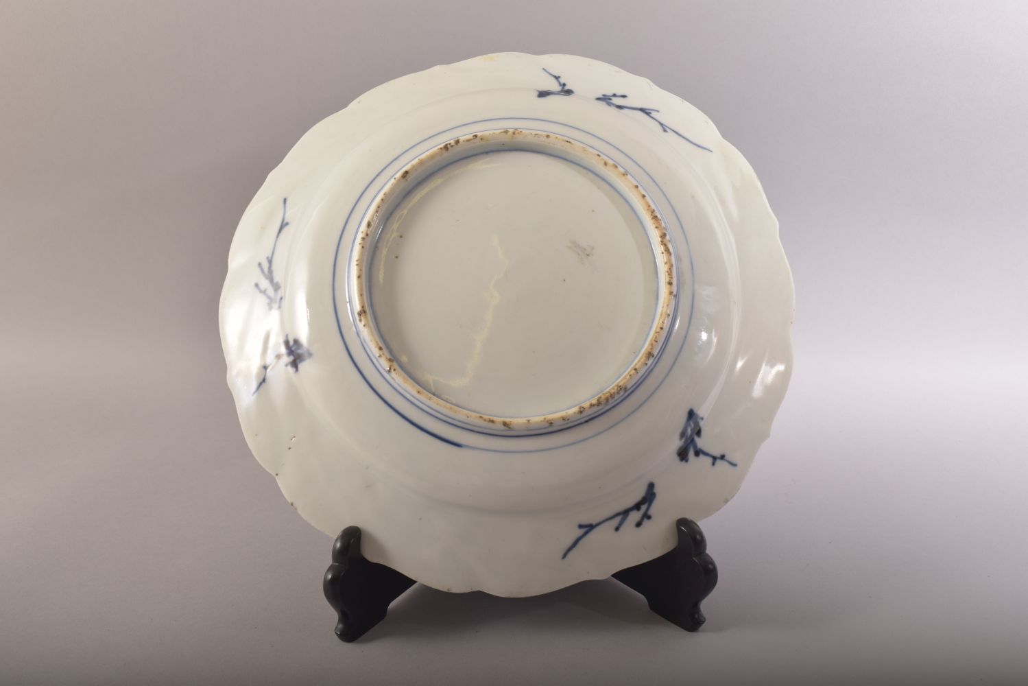 A LARGE JAPANESE PORCELAIN DISH AND STAND, decorated in the imari palette and with dragons to - Image 3 of 4
