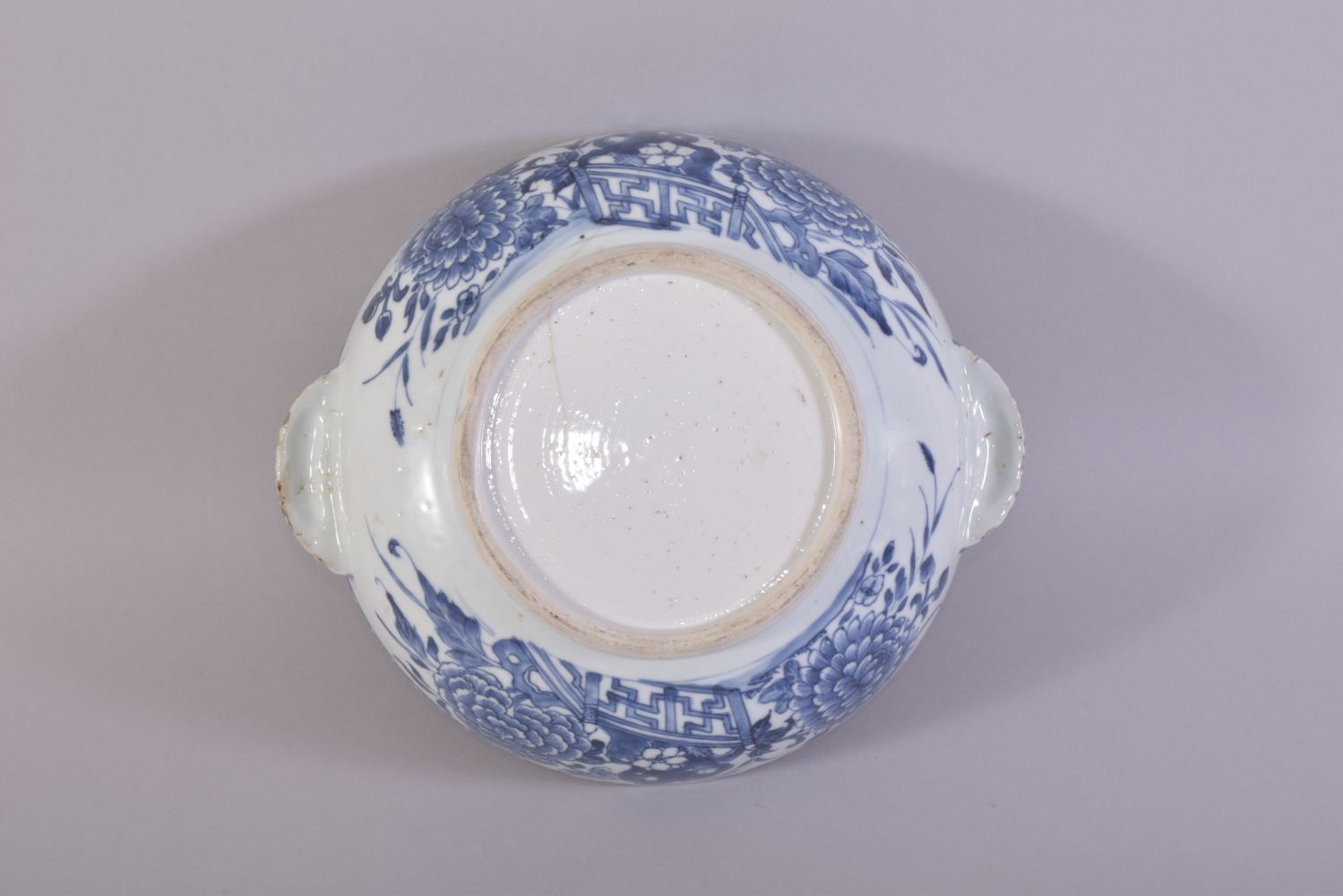 A CHINESE BLUE AND WHITE PORCELAIN CIRCULAR TUREEN AND COVER, painted with native flora, the - Image 7 of 7